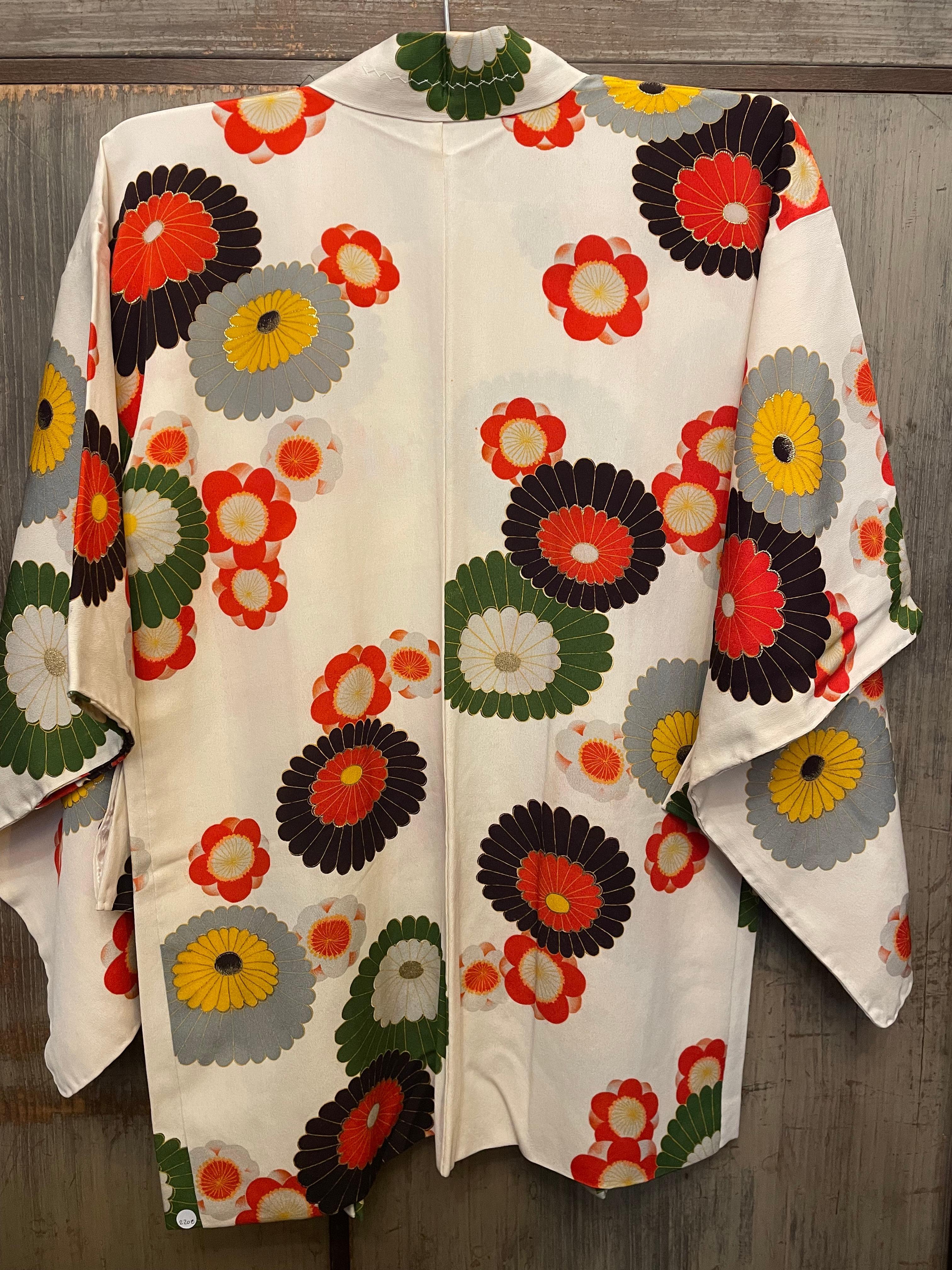 Japanische Haori Jacke aus weißer Seide mit bunten Blumen 1980s (Ende des 20. Jahrhunderts) im Angebot