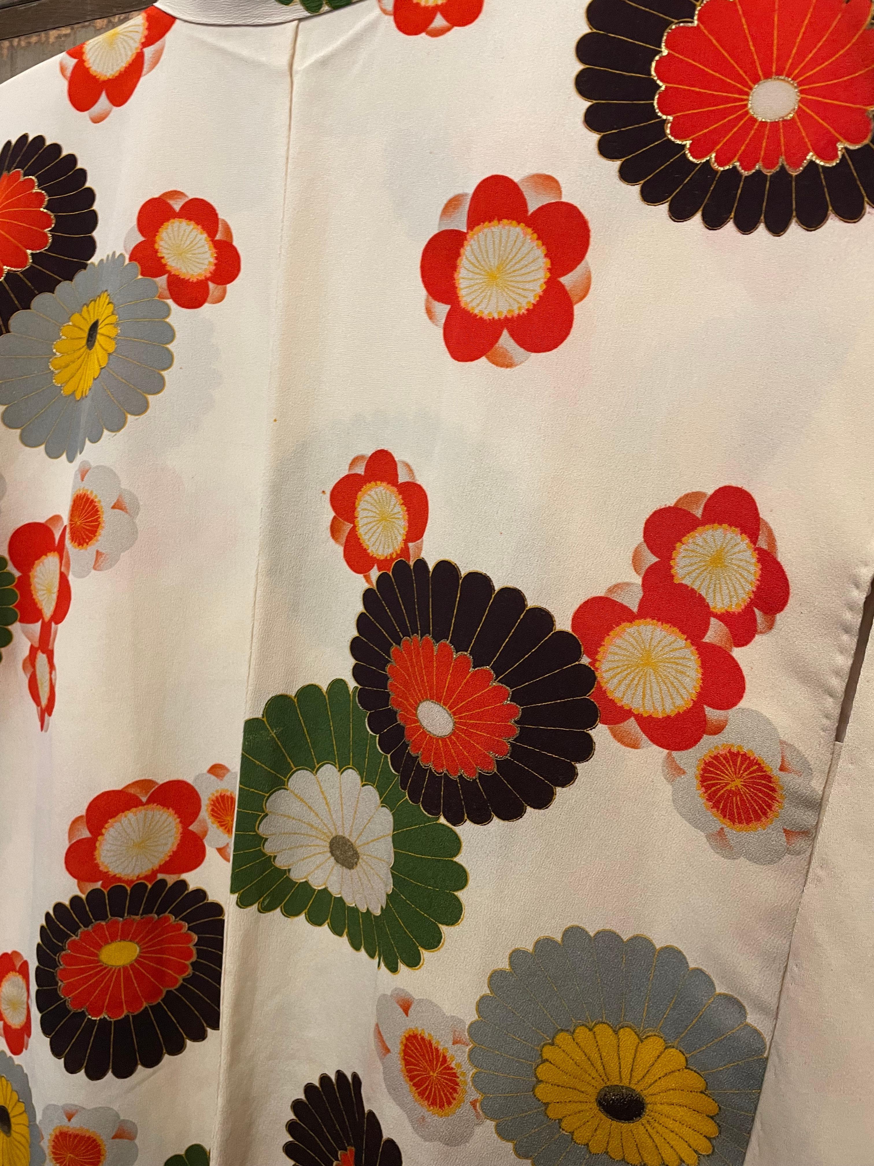 Japanese White Silk Haori Jacket with Colourful Flowers 1980s For Sale 1