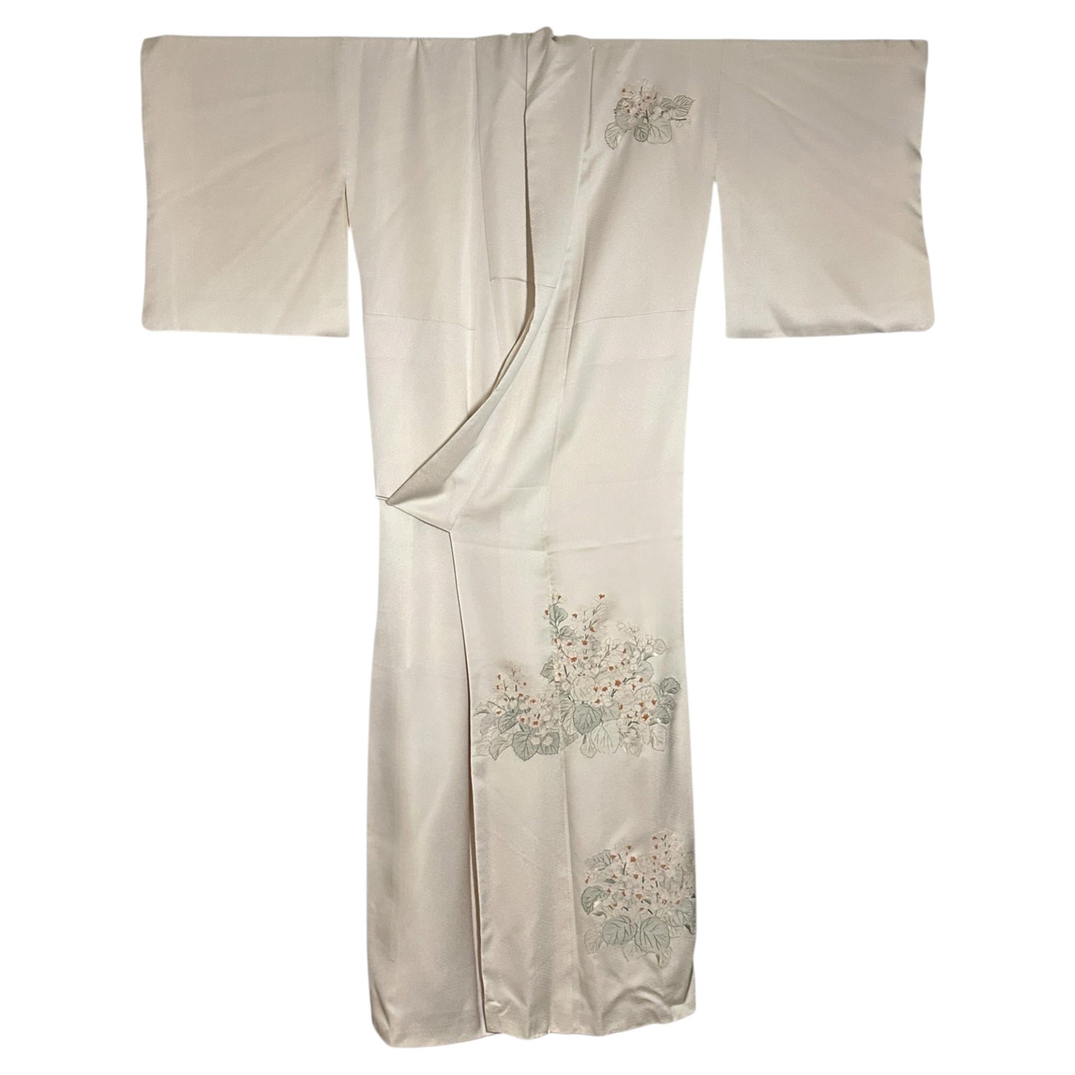 Kimono giapponese di seta bianca con ricamo a mano, 20° secolo