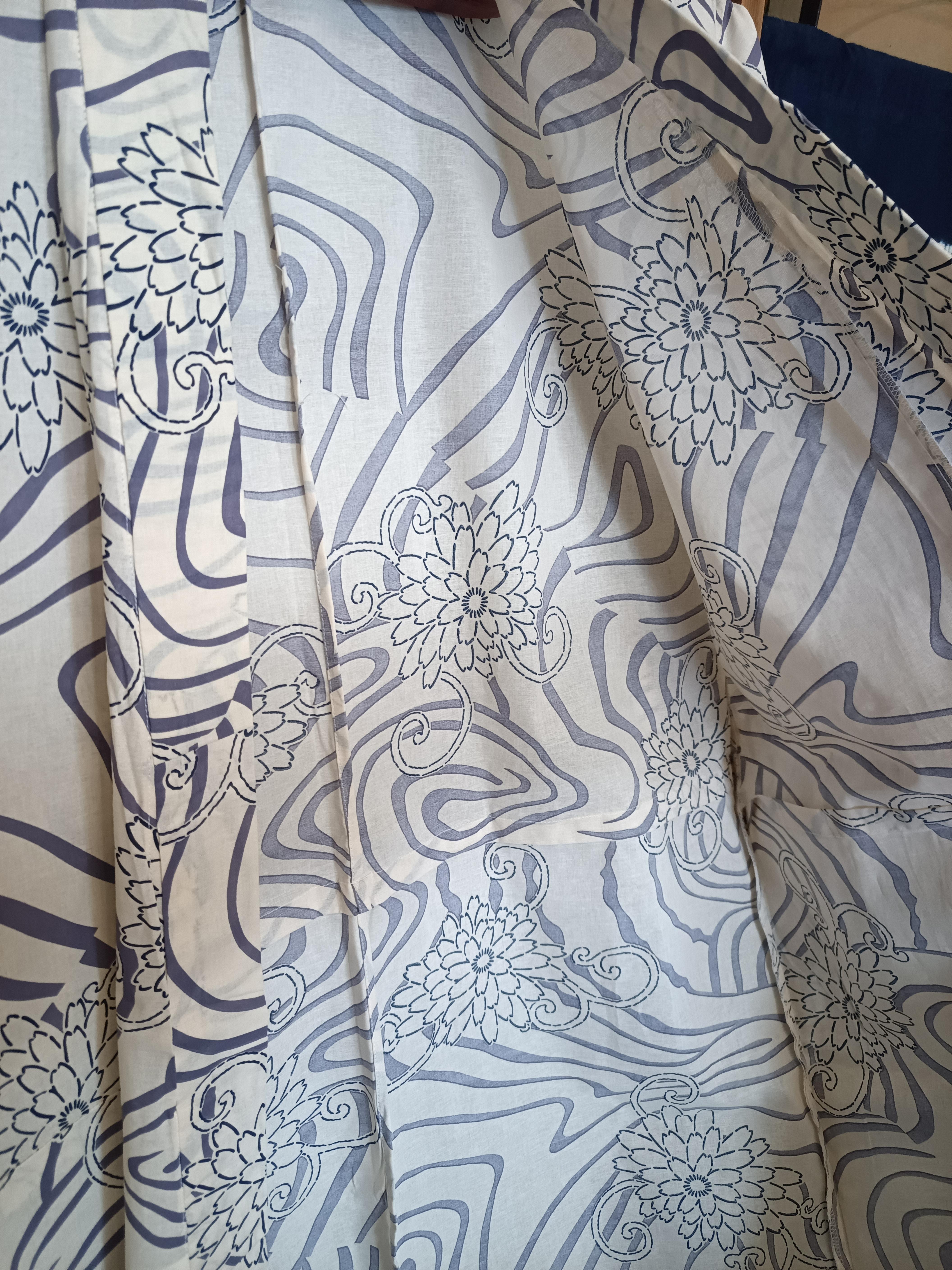 This is a cotton jacket which was made in Japan in Showa era around 1980s.

A yukata (浴衣, lit. 'bathrobe') is an unlined cotton summer kimono, worn in casual settings such as summer festivals and to nearby bathhouses. The name is translated