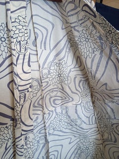 Yukata blanco japonés con motivos florales y ondulados