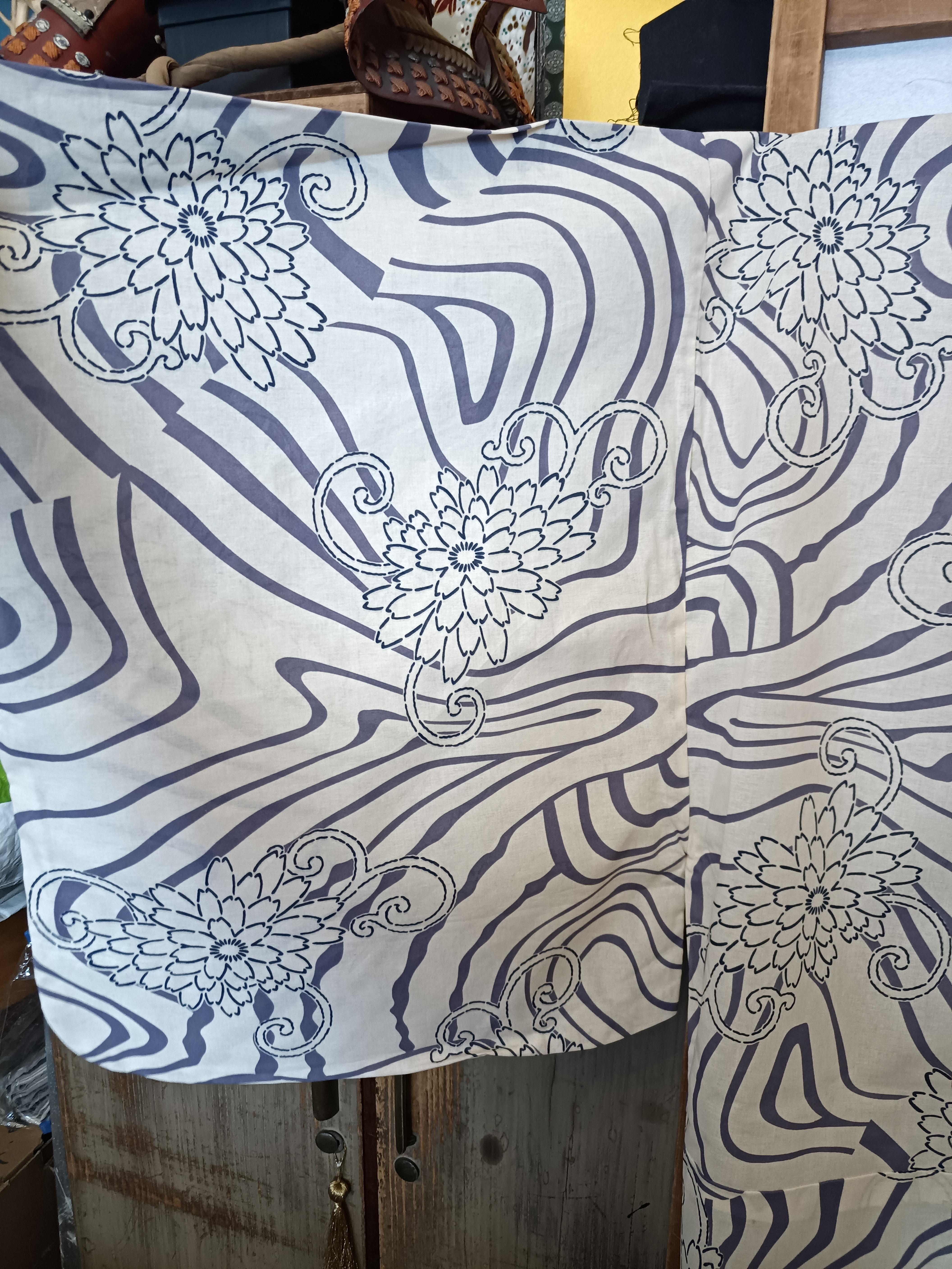 Showa Japanese white yukata with flower and wave pattern For Sale