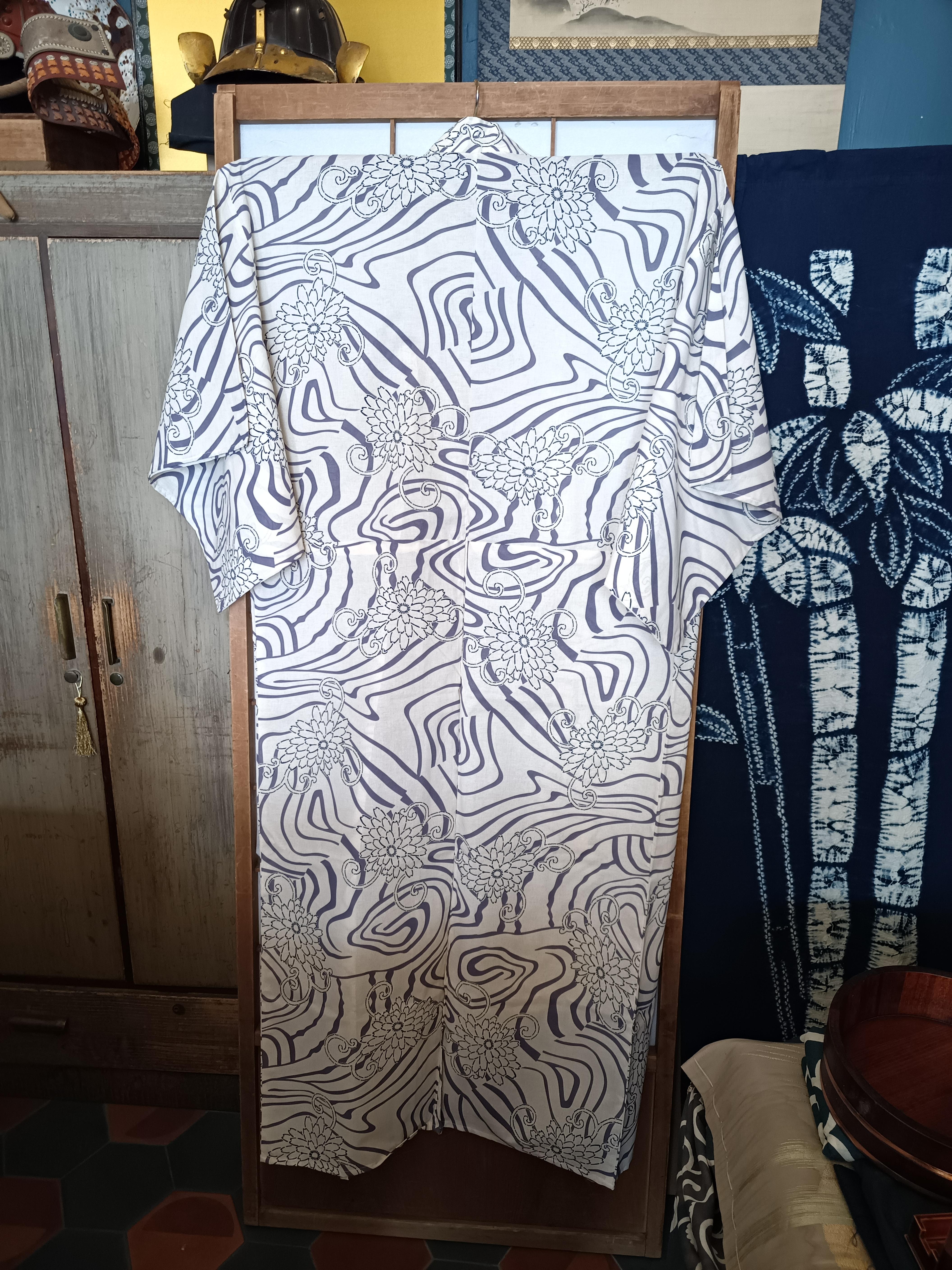 Japanese white yukata with flower and wave pattern In Good Condition For Sale In Paris, FR
