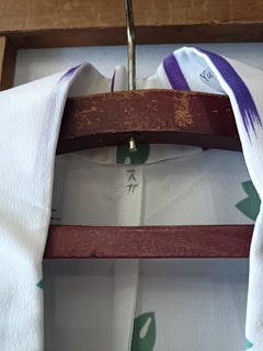Yukata giapponese bianco con fiore verde e motivo a croce viola