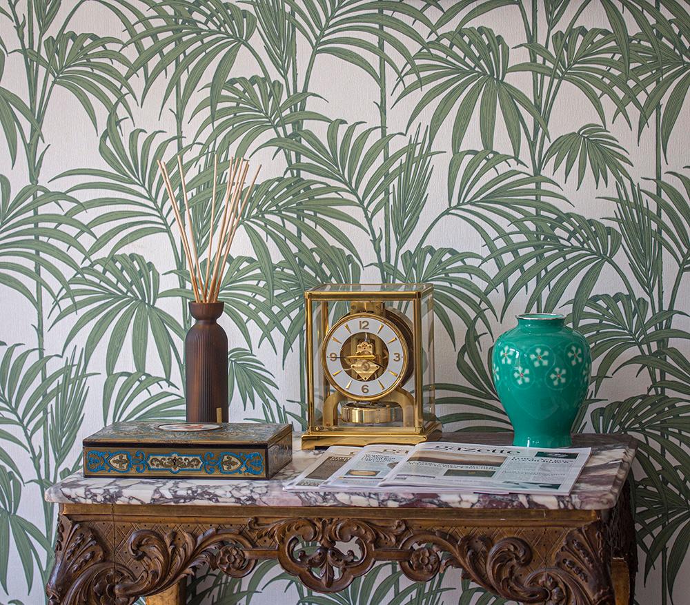 Art Déco

Dalla nostra collezione giapponese, siamo lieti di offrirti questo vaso giapponese in smalto cloisonne della Ando Company. Il vaso in smalto cloisonne di forma globosa è decorato con smalto senza fili verde menta con una fascia di fiori