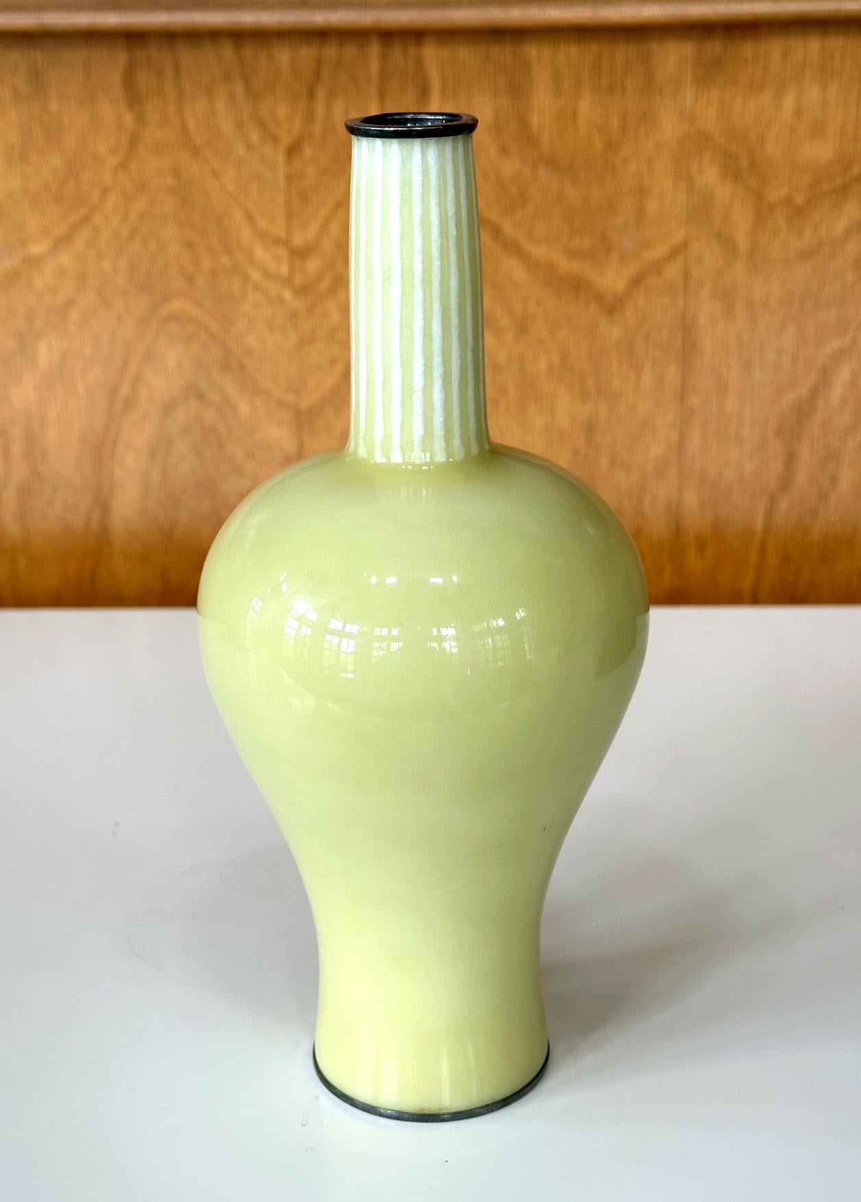 Vase japonais en cloisonné en forme de bouteille réalisé par Ando Jubei (1876-1963) vers les années 1910-20 (fin de la période Meiji à Taisho). Le vase présente une surface entièrement lisse, sans aucun fil de fer. Cette technique, connue sous le