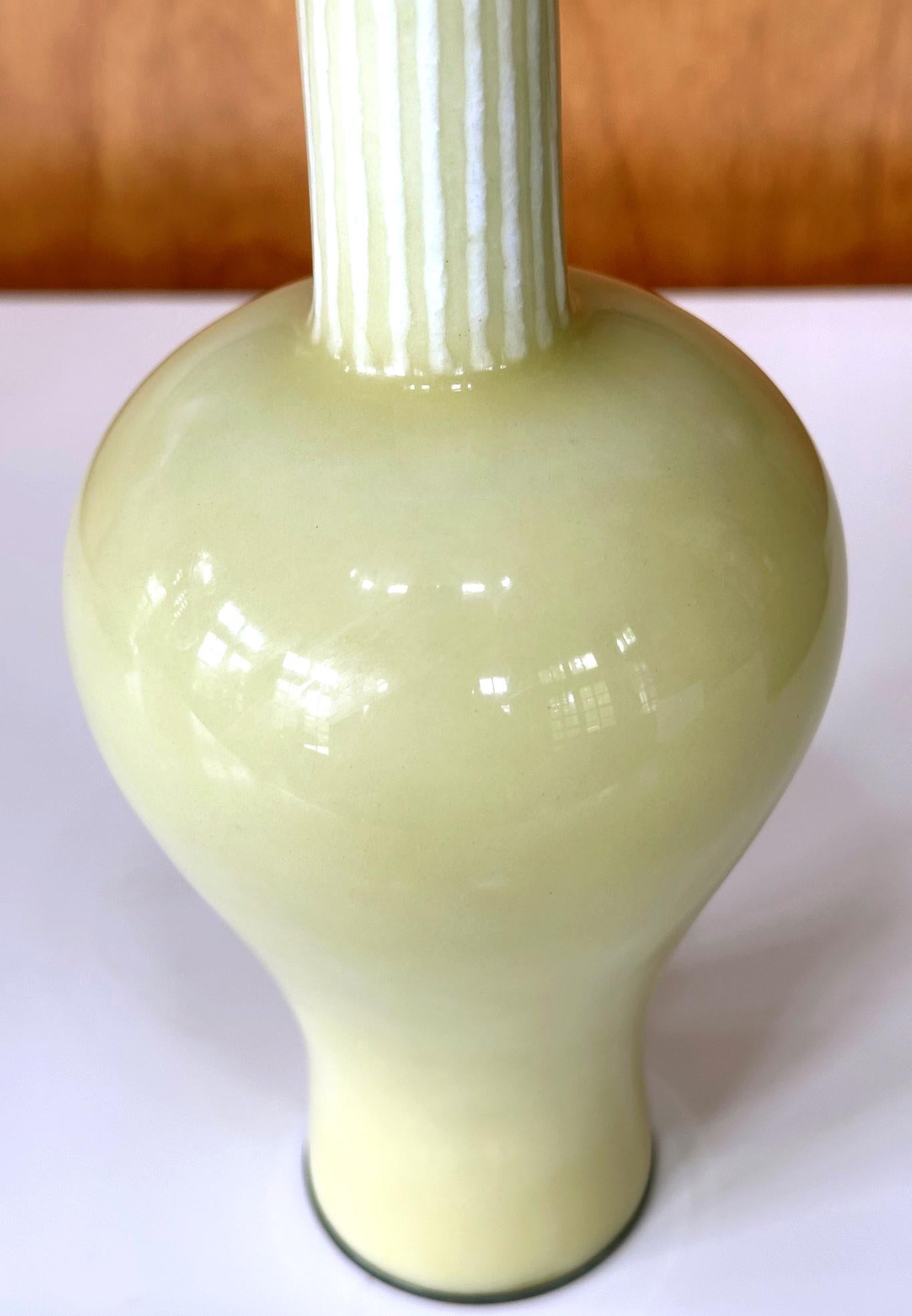 Japanische Wireless Musen-Cloisonné-Vase von Ando Jubei  (Silber) im Angebot