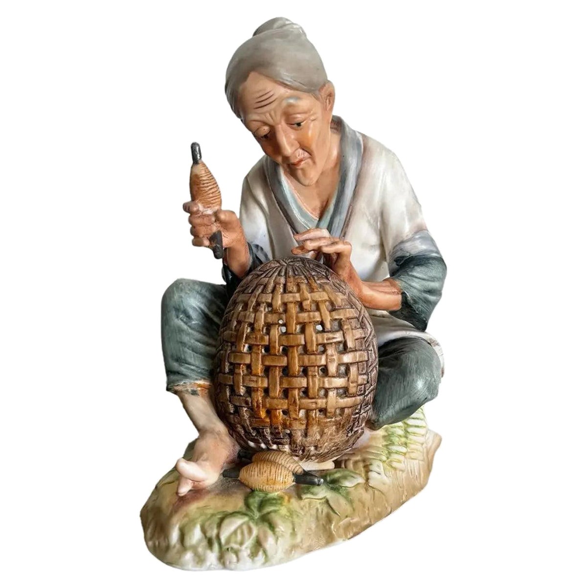 Sculpture en céramique de femmes japonaises tissant un panier en vente