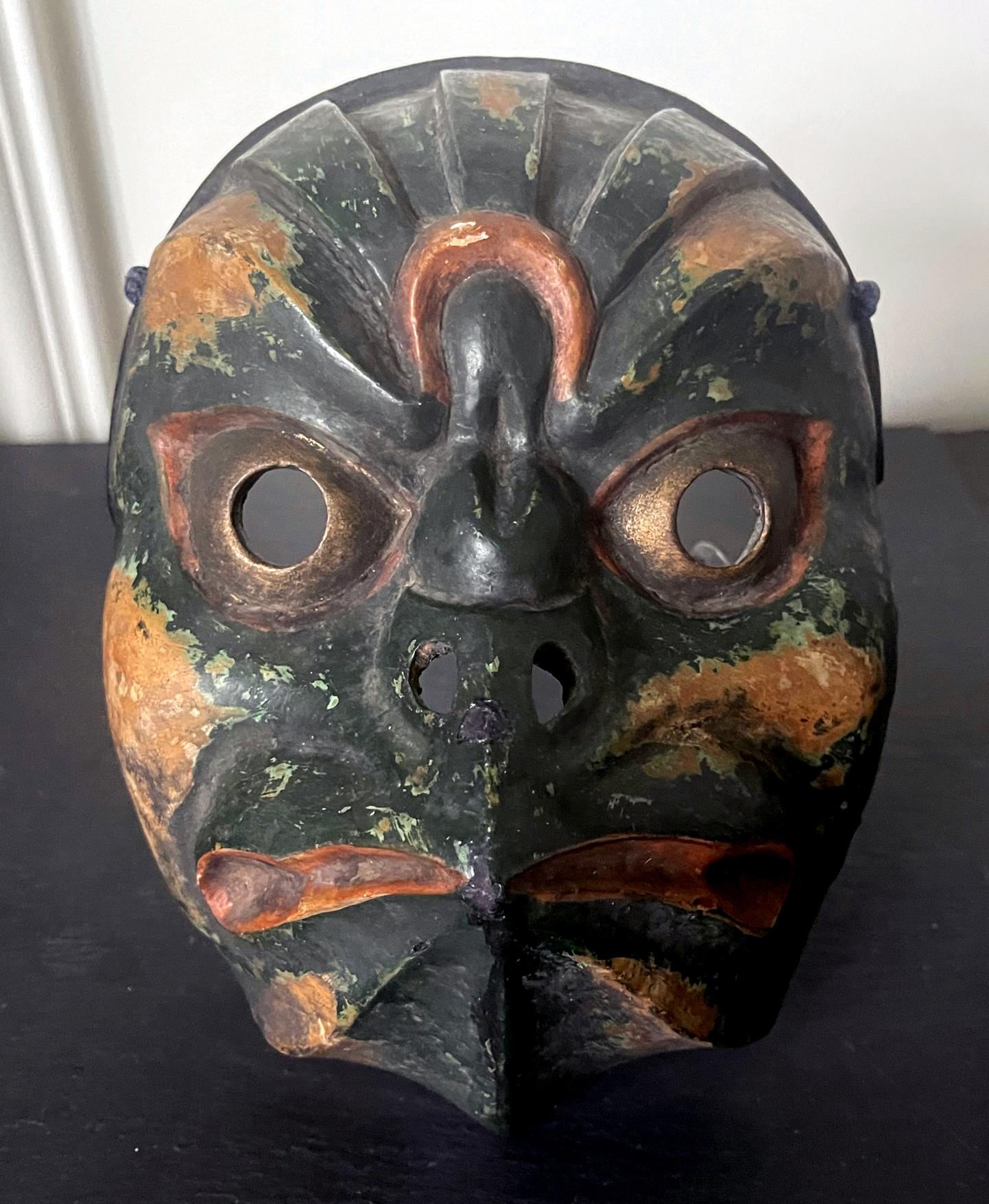 Eine auffällige japanische Holzmaske mit polychromer Bemalung und Lackoberfläche. Diese seltene Maske stammt aus der Edo-Zeit (erste Hälfte des 19. Jahrhunderts und möglicherweise früher). Die Maske war für eine Bugaku-Aufführung bestimmt (ein