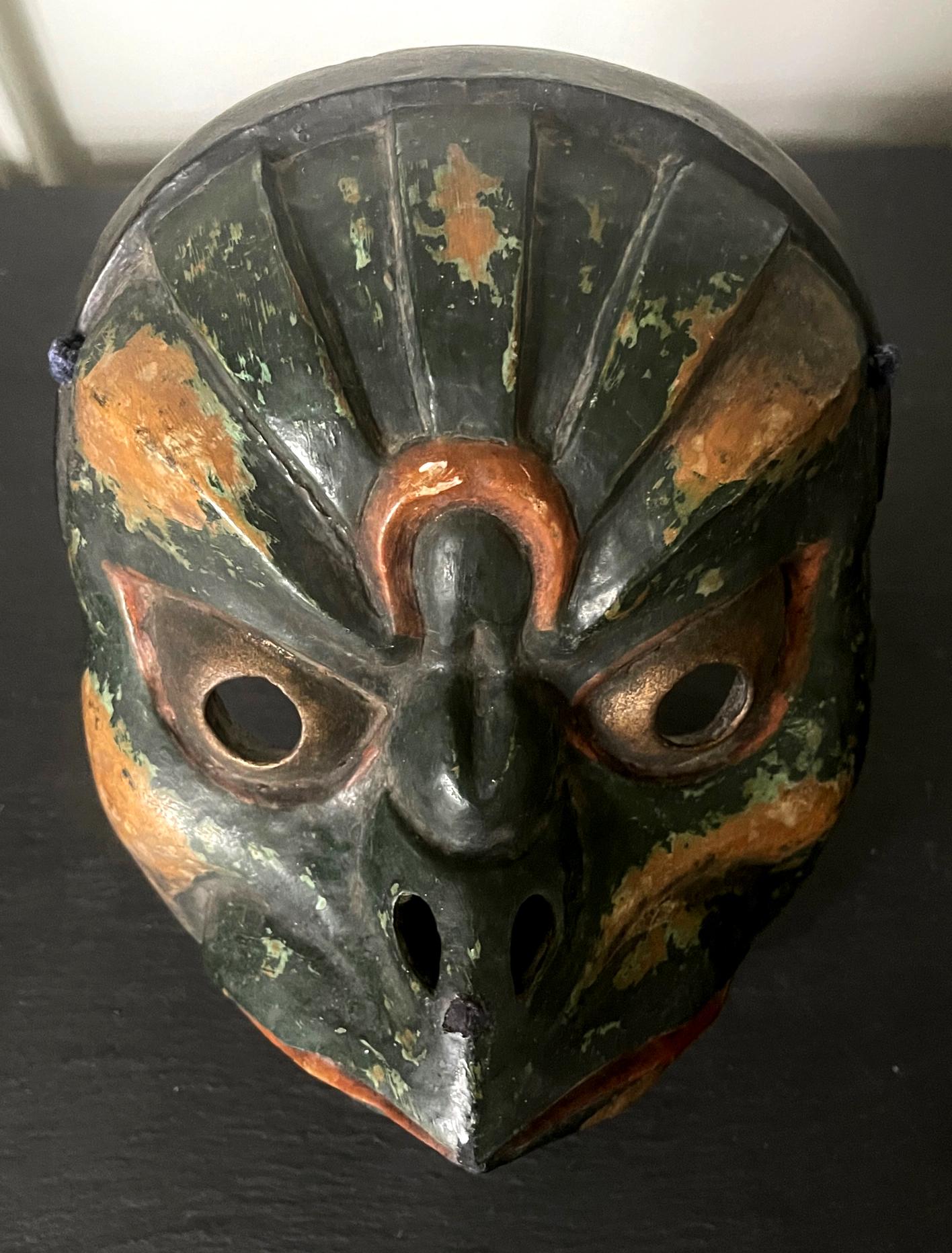 Japanische japanische Bugaku-Maske aus Holz aus der Korobase-Edo-Periode (Japonismus) im Angebot