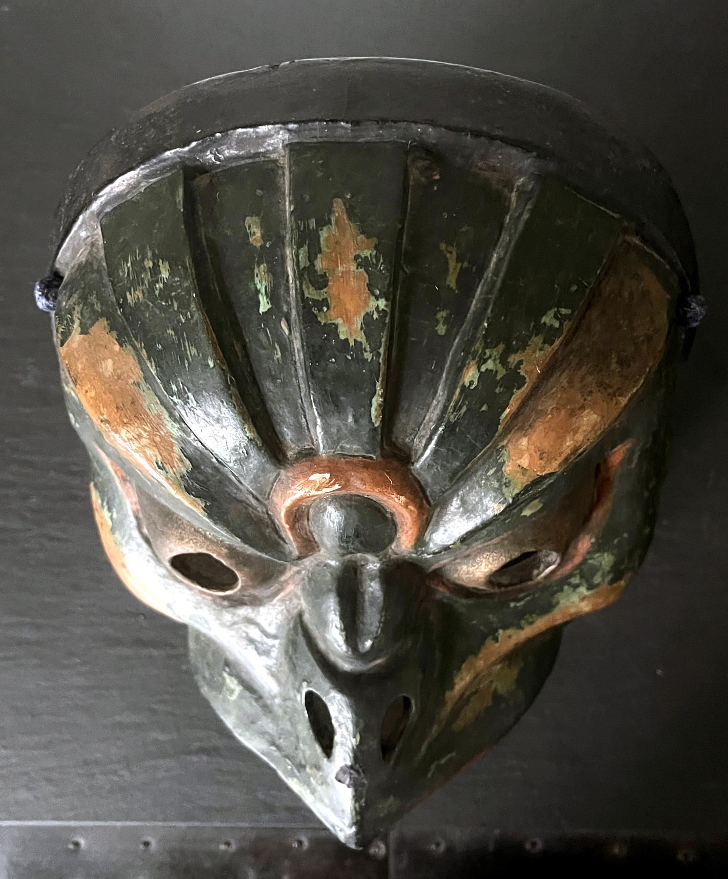 Japanische japanische Bugaku-Maske aus Holz aus der Korobase-Edo-Periode im Zustand „Gut“ im Angebot in Atlanta, GA
