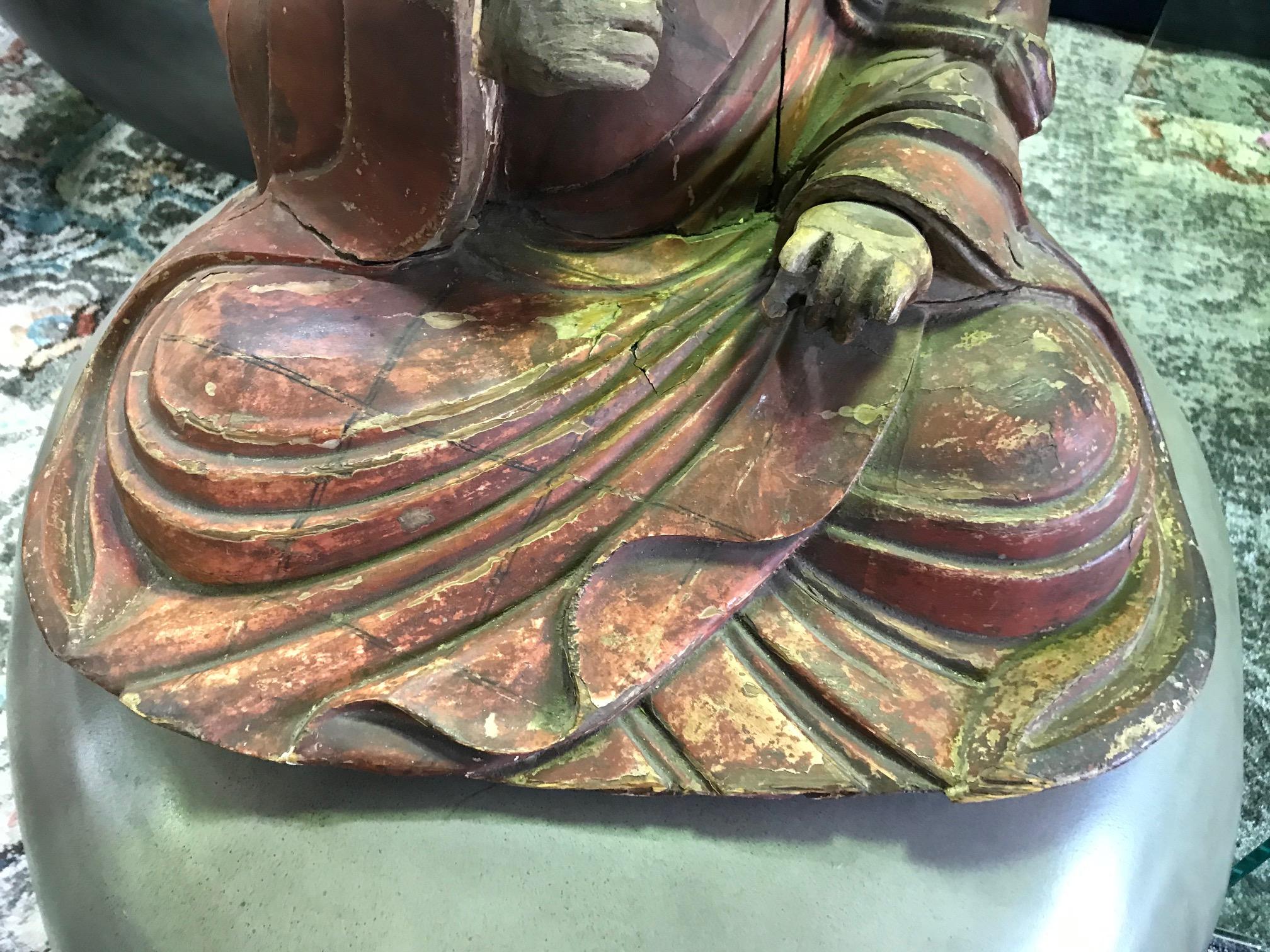 Sculpté à la main Sculpture japonaise polychrome en bois sculpté d'un moine de temple assis, période Edo en vente