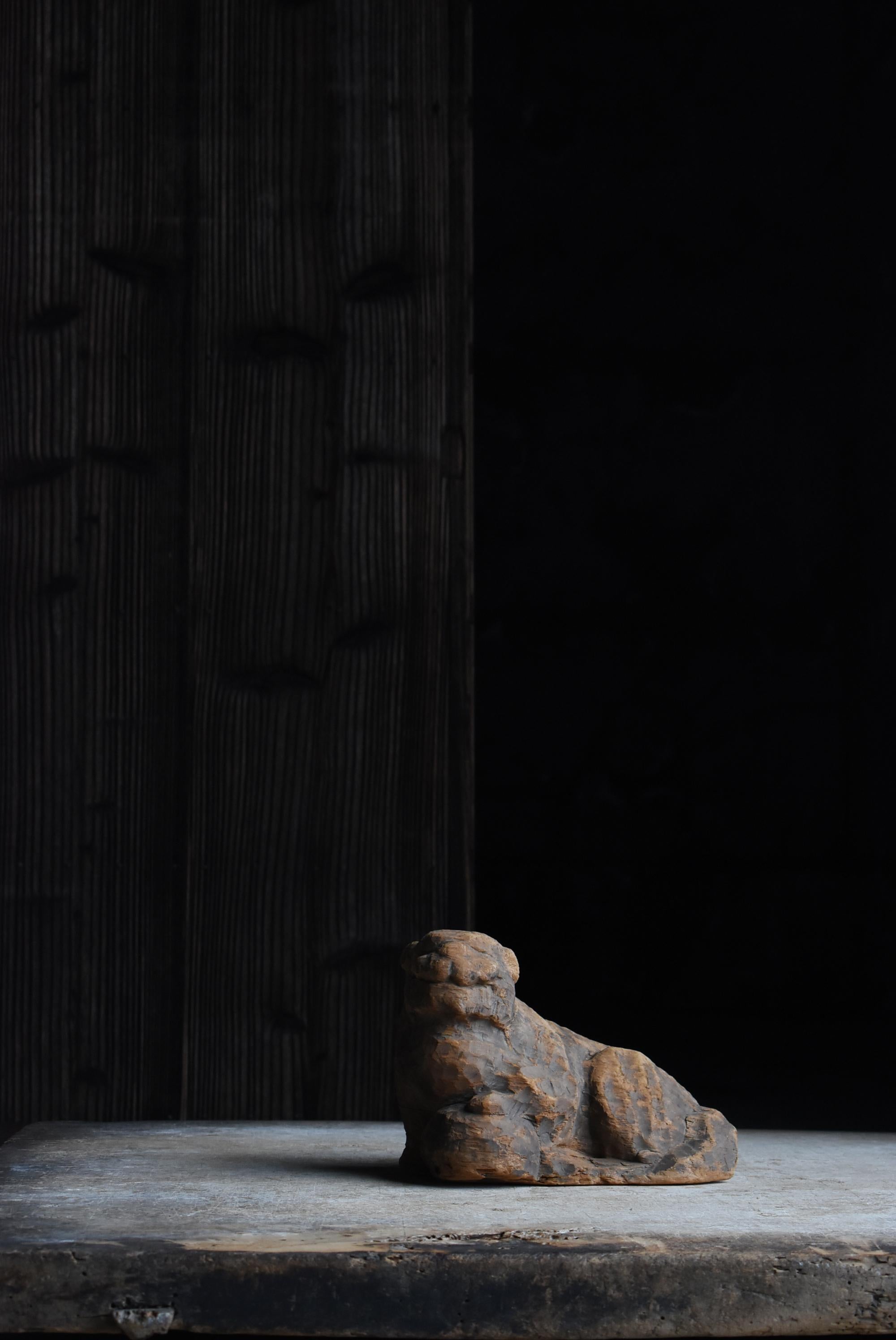 This is a carved wooden lion made in Japan.
It was made during the Edo period (1800s-1860s) and still retains its strength over the years.
The material used is cedar wood, and its soft yet deep bark gives it a timeless character.

This carving is