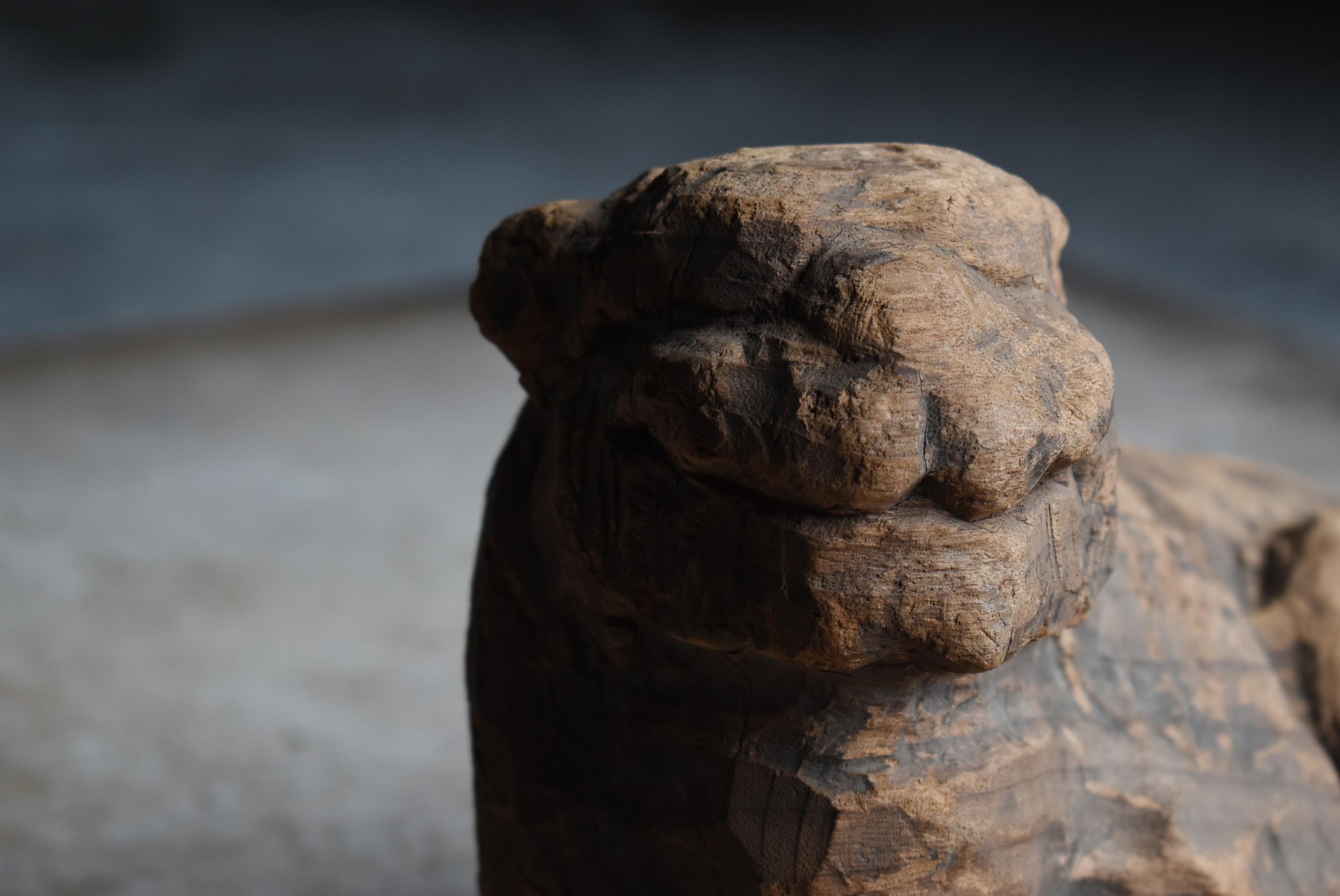 Japanese Wood Carving Lion 1800s-1860s / Sculpture Object Wabisabi In Good Condition For Sale In Chōsei District Nagara, JP