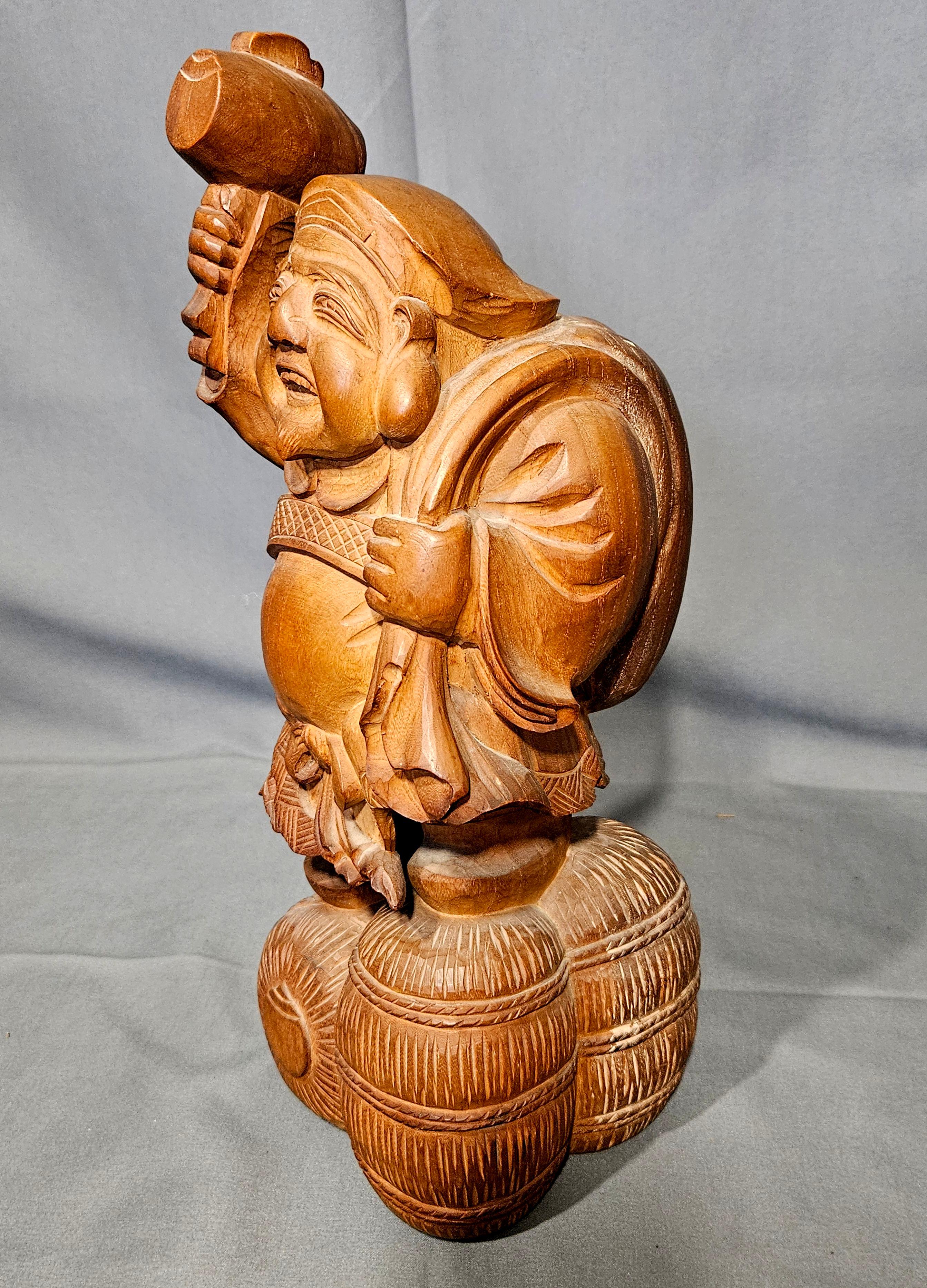 Scultura in legno giapponese di Daikokuten, firmata e datata in vendita 3