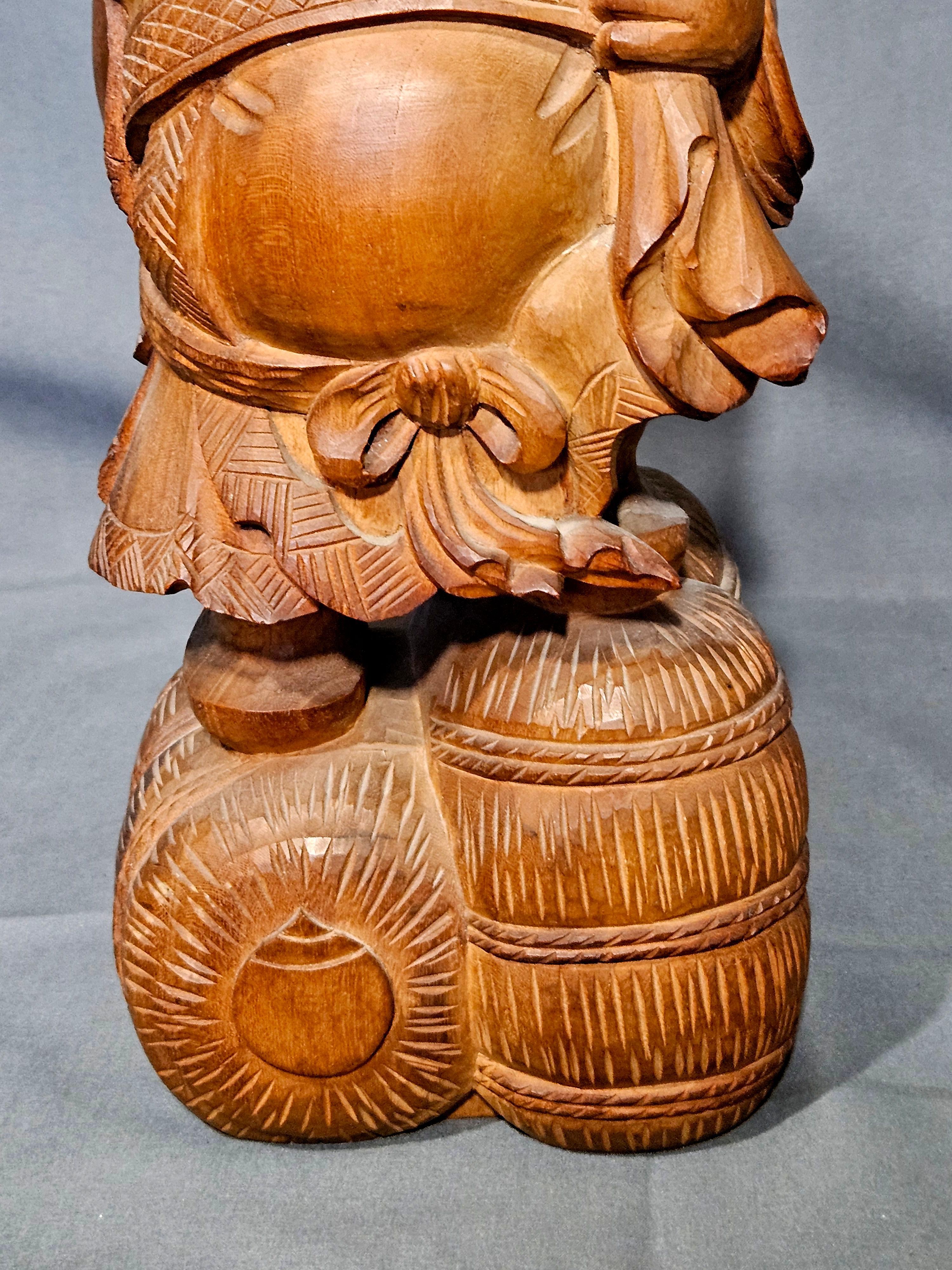 Giapponese Scultura in legno giapponese di Daikokuten, firmata e datata in vendita