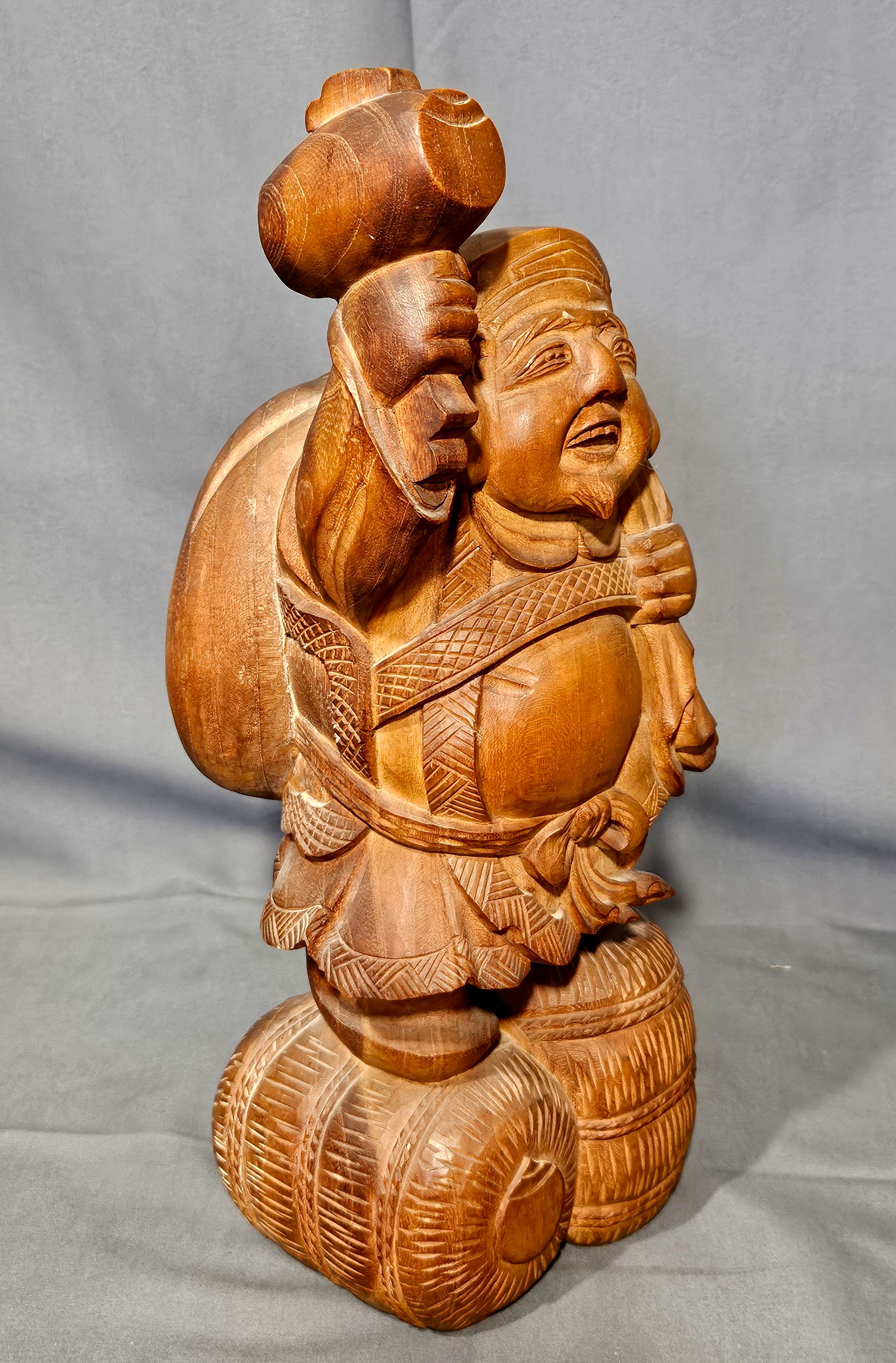 Intagliato Scultura in legno giapponese di Daikokuten, firmata e datata in vendita