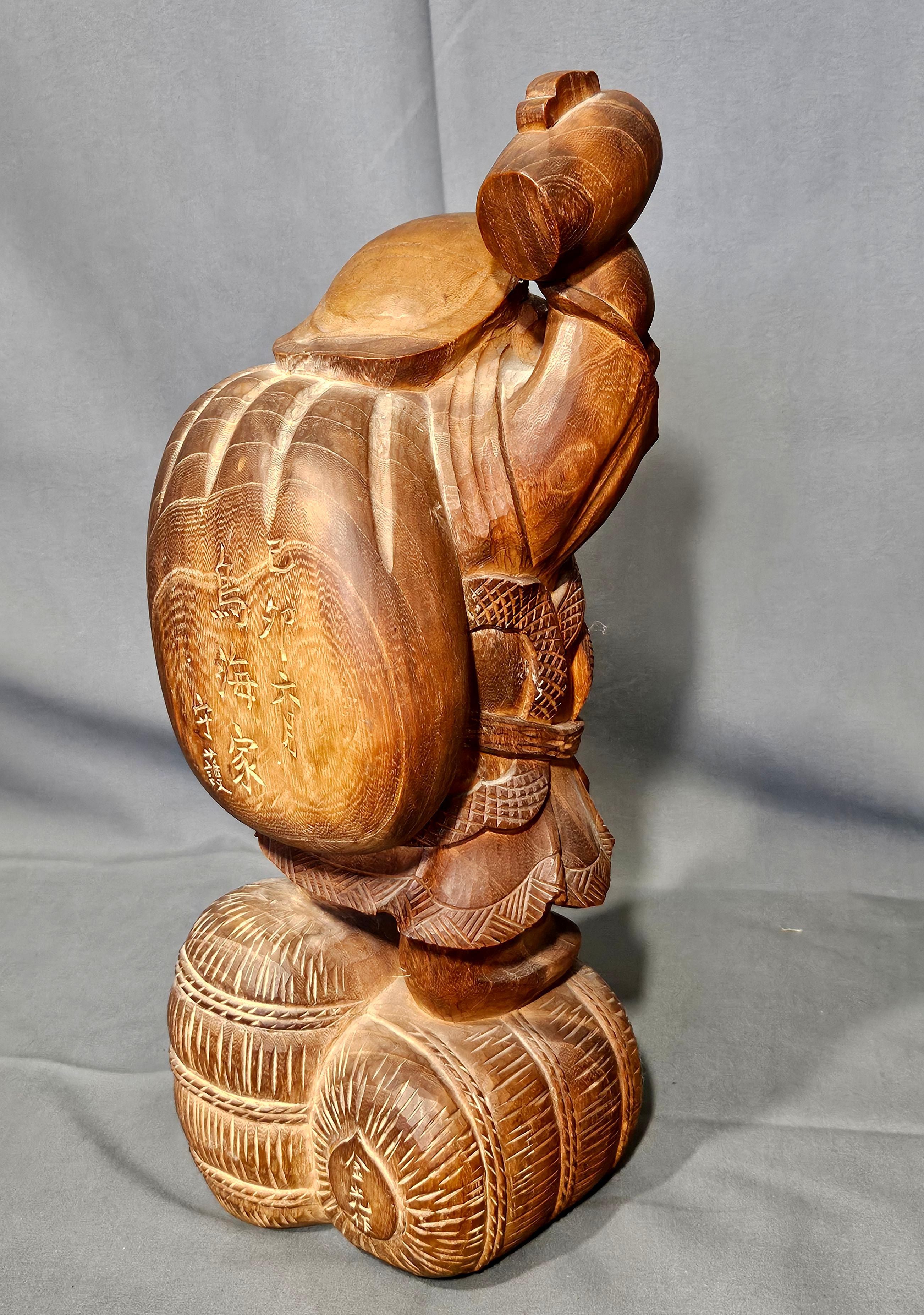 Scultura in legno giapponese di Daikokuten, firmata e datata In condizioni ottime in vendita a Norton, MA