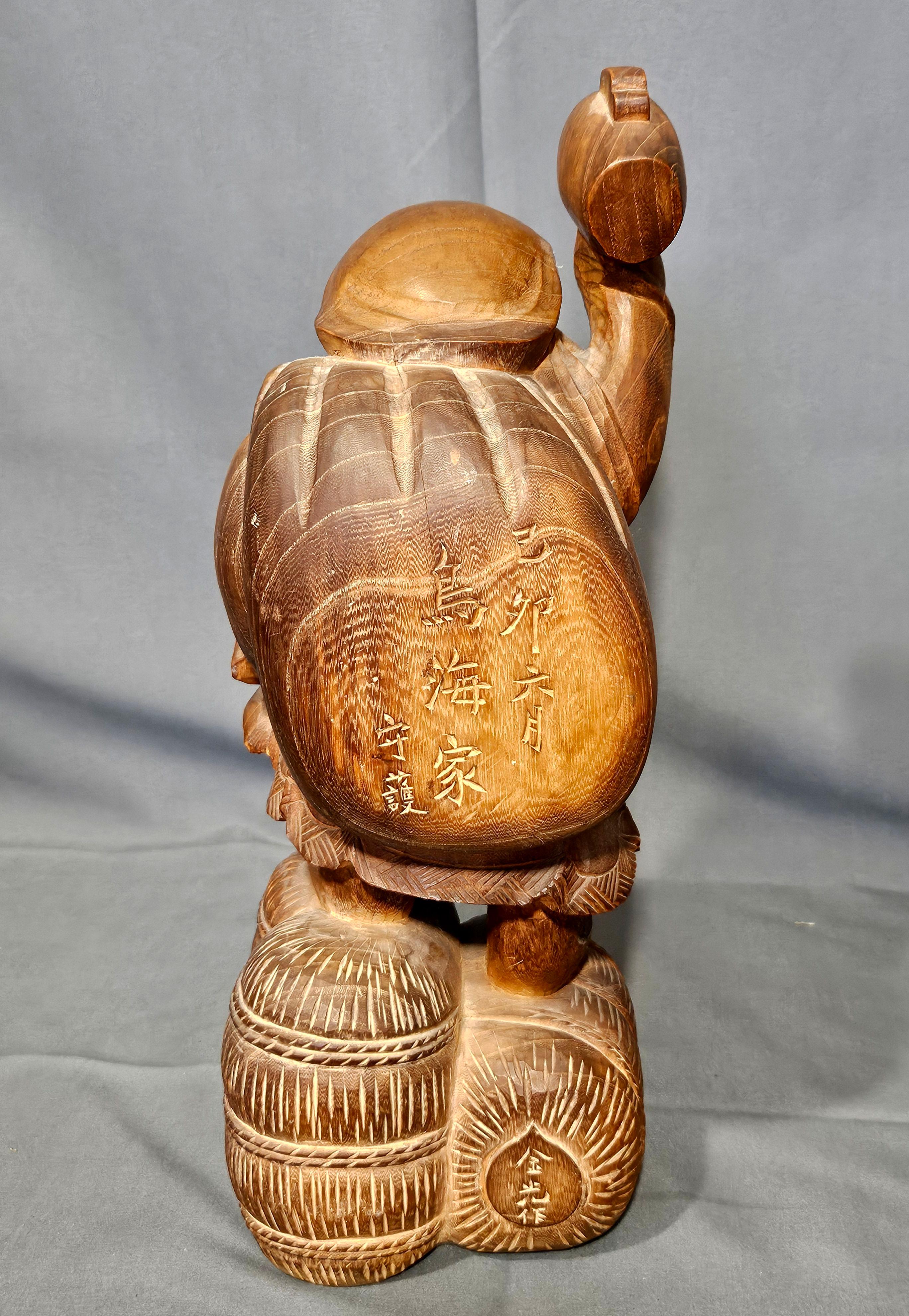 XX secolo Scultura in legno giapponese di Daikokuten, firmata e datata in vendita