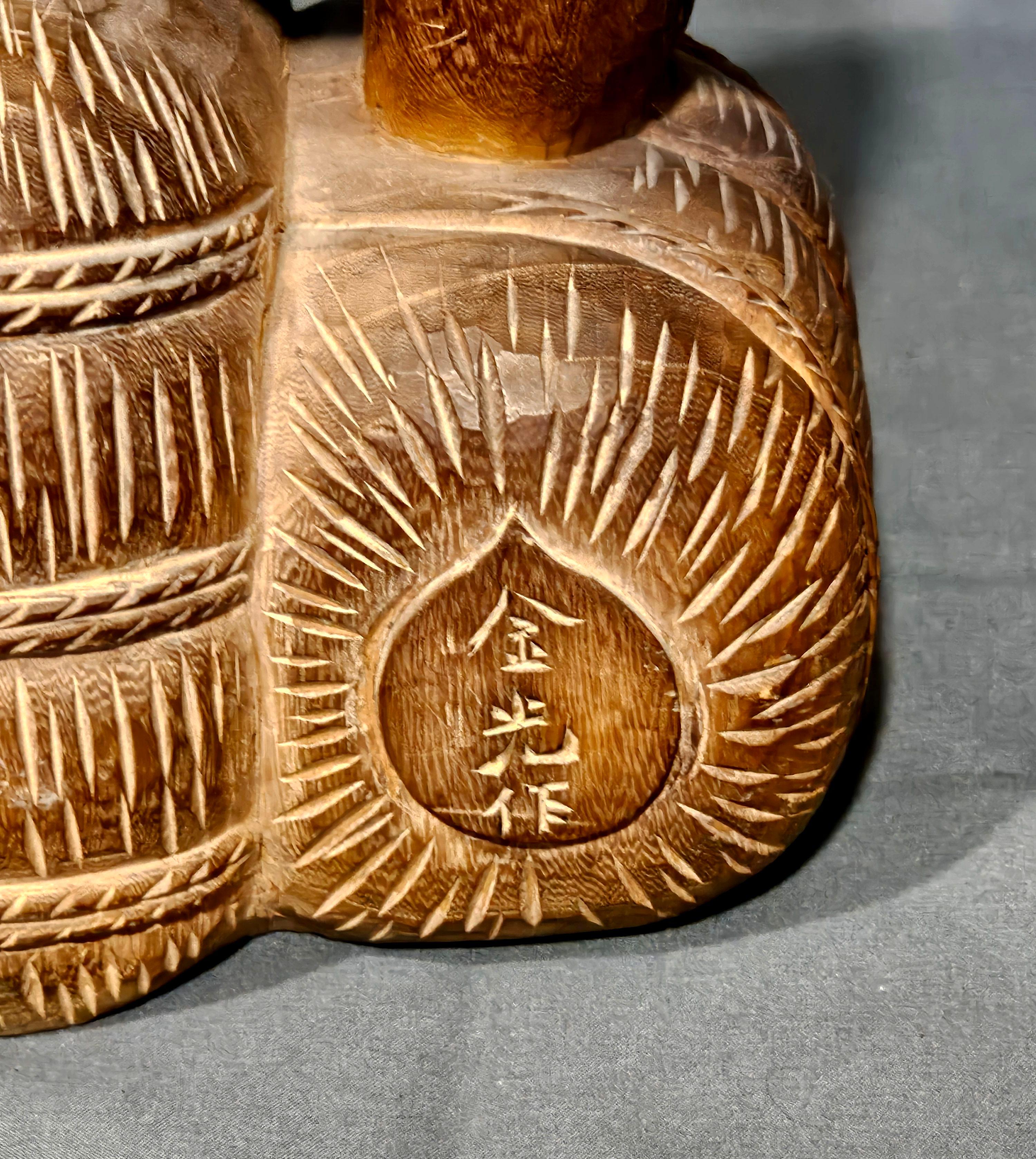 Scultura in legno giapponese di Daikokuten, firmata e datata in vendita 1
