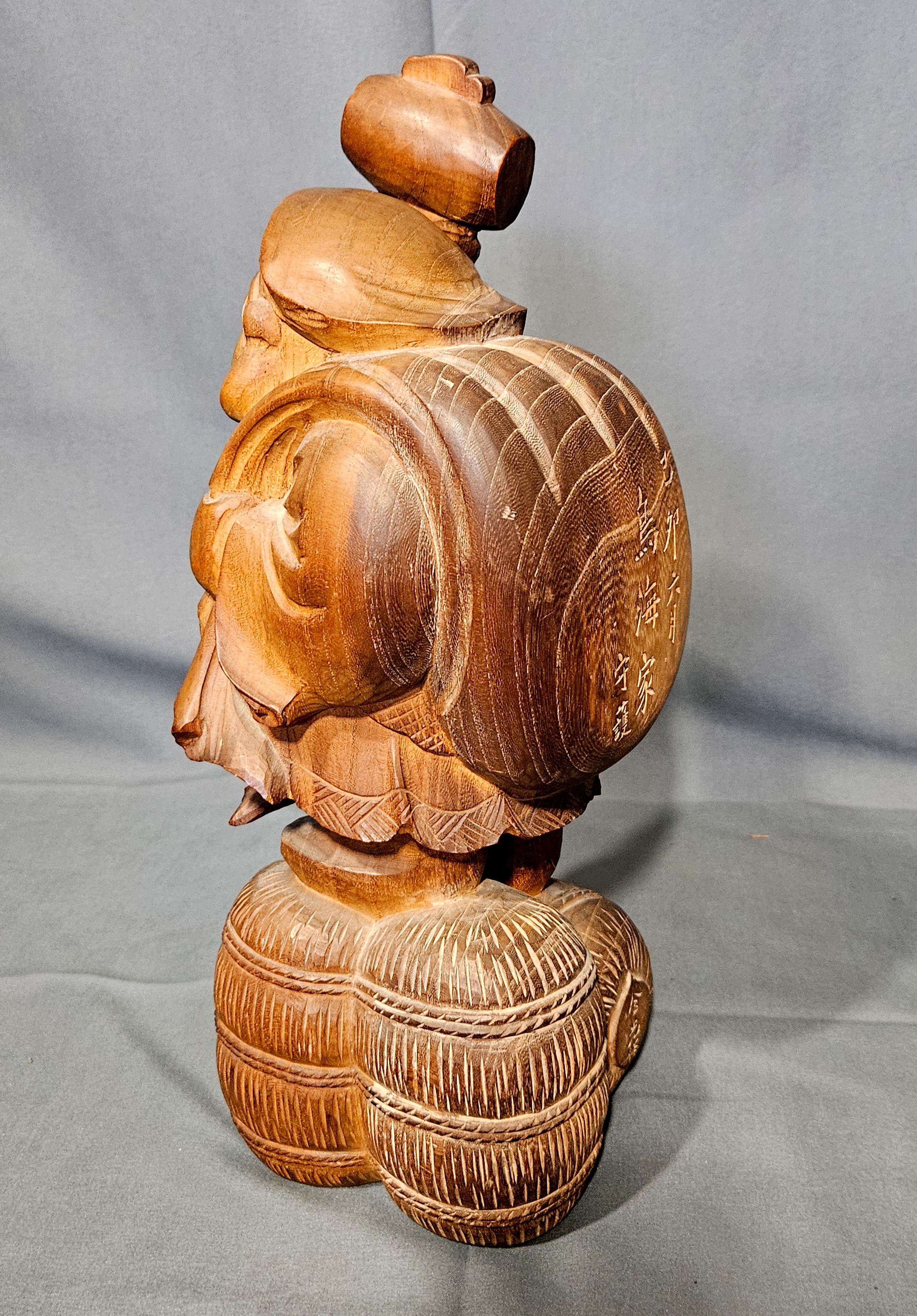 Scultura in legno giapponese di Daikokuten, firmata e datata in vendita 2