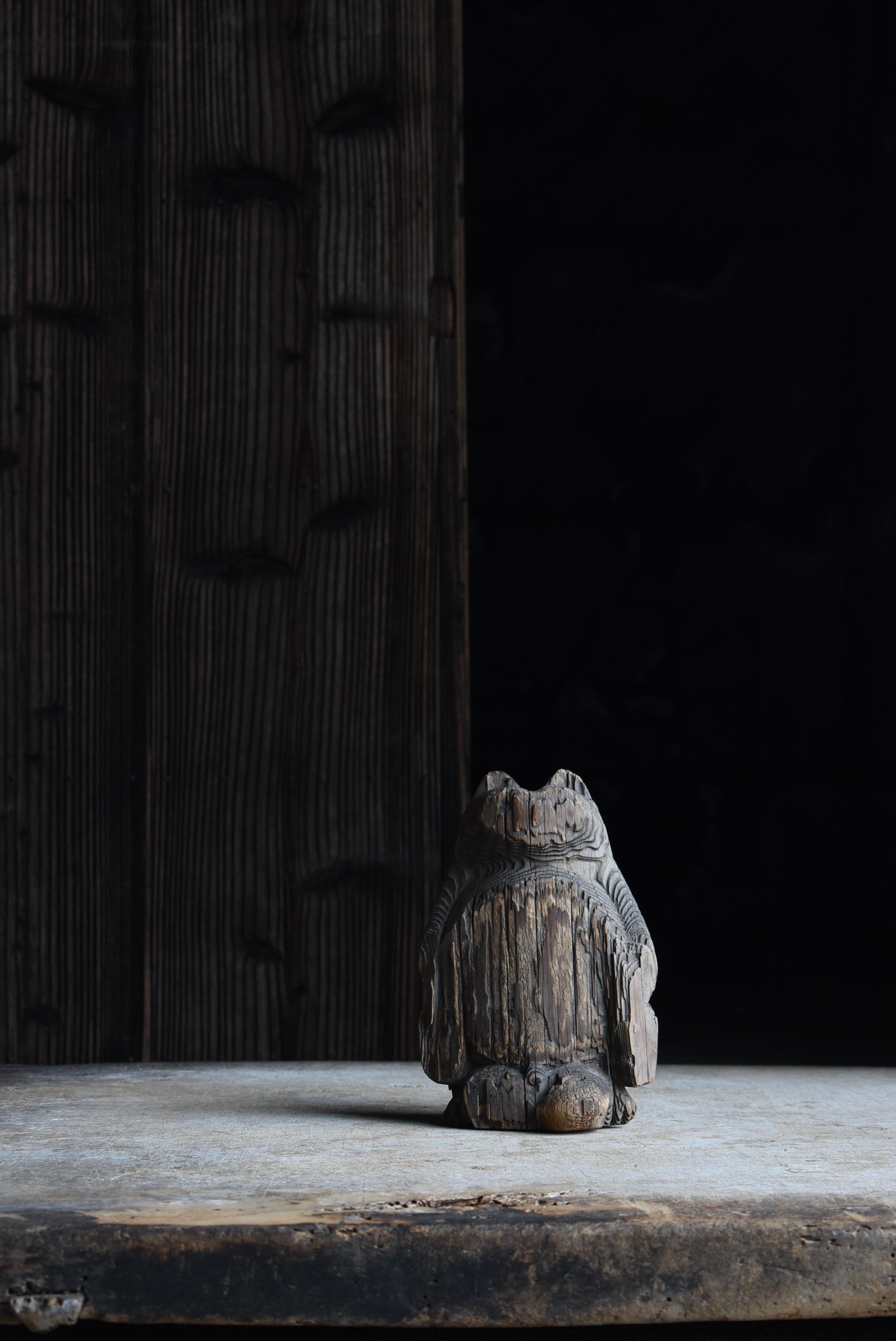 This is a carved wooden raccoon dog made in Japan.
It was made in the early Showa period (1900s-1940s) and is made of cedar wood.
In Japan, raccoon dogs are considered to be “good luck,” which means that they overtake others, and they have been