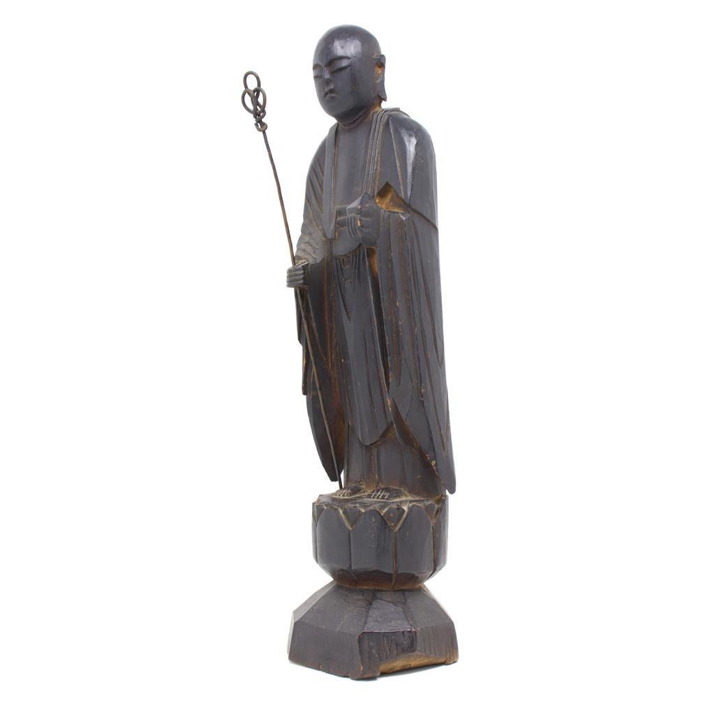 Figurine japonaise en bois de Jizo, période Edo, vers 1800.
Figurine japonaise en bois de style mingei représentant Jizo Bosatsu (Bodhisattva Ksitigarbha), le moine bouddhiste protecteur des voyageurs et des enfants. Sculpté à la main dans un seul