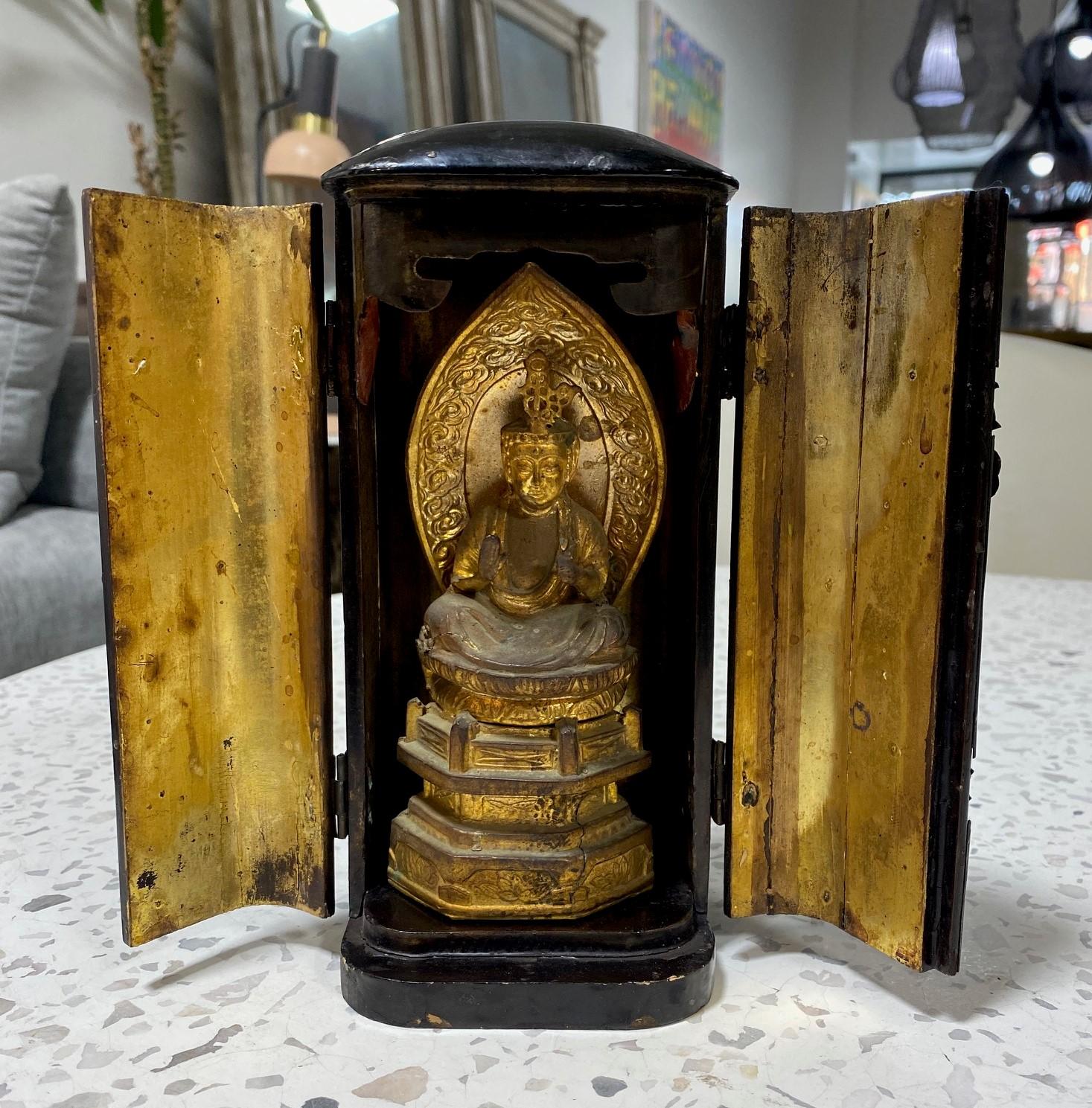 Magnifique autel bouddhiste portable de voyage Zushi avec le Bouddha Amida (Amitabha) dissimulé à l'intérieur des portes en bois repliées. 

Cette œuvre date de la fin de la période Meiji / début de la période Showa.

Le boîtier du Zushi est en