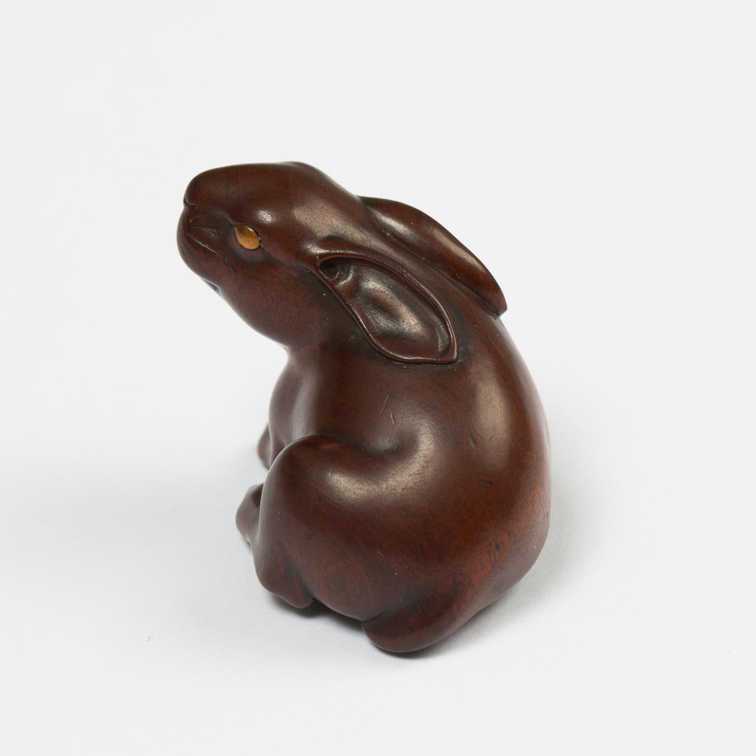 The hare is shown seated, its head raised and turned to the left, its forelegs outstretched and one hind leg forming the himotoshi.
Ever present in Japanese folklore, and one of the twelve animals of the zodiac cycle, hares are a common theme for