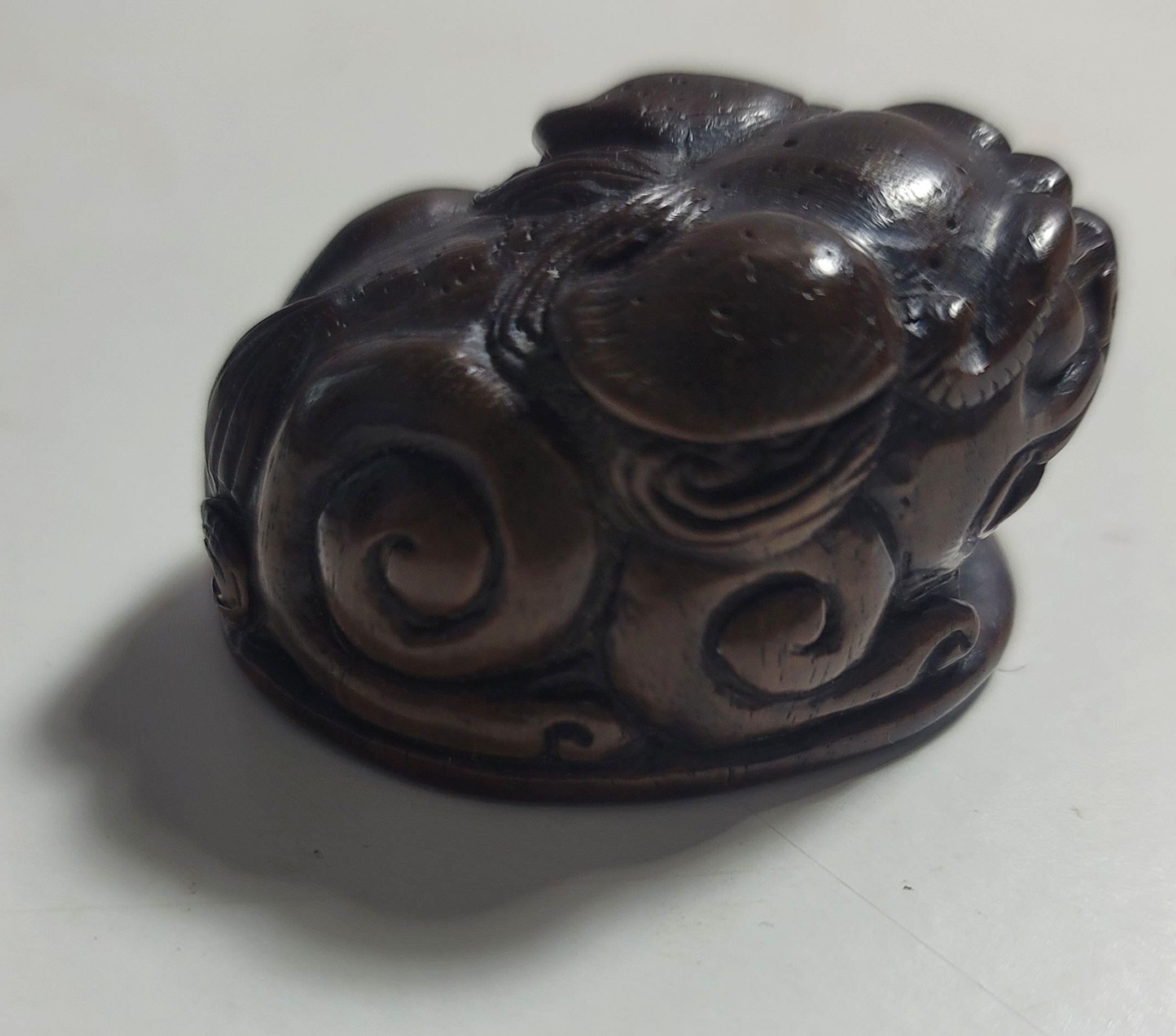 Netsuke en bois japonais « The Chi-Lin Beast » signé  L'ère Meiji en vente 8