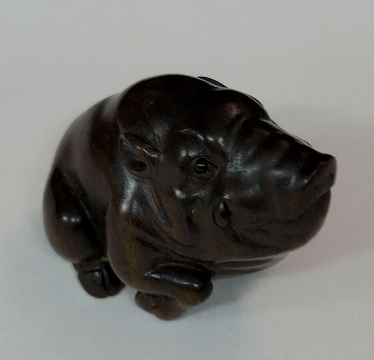 Japonais Netsuke en bois japonais « The Pig » par Yoshitoshi, fin de l'ère Meiji en vente