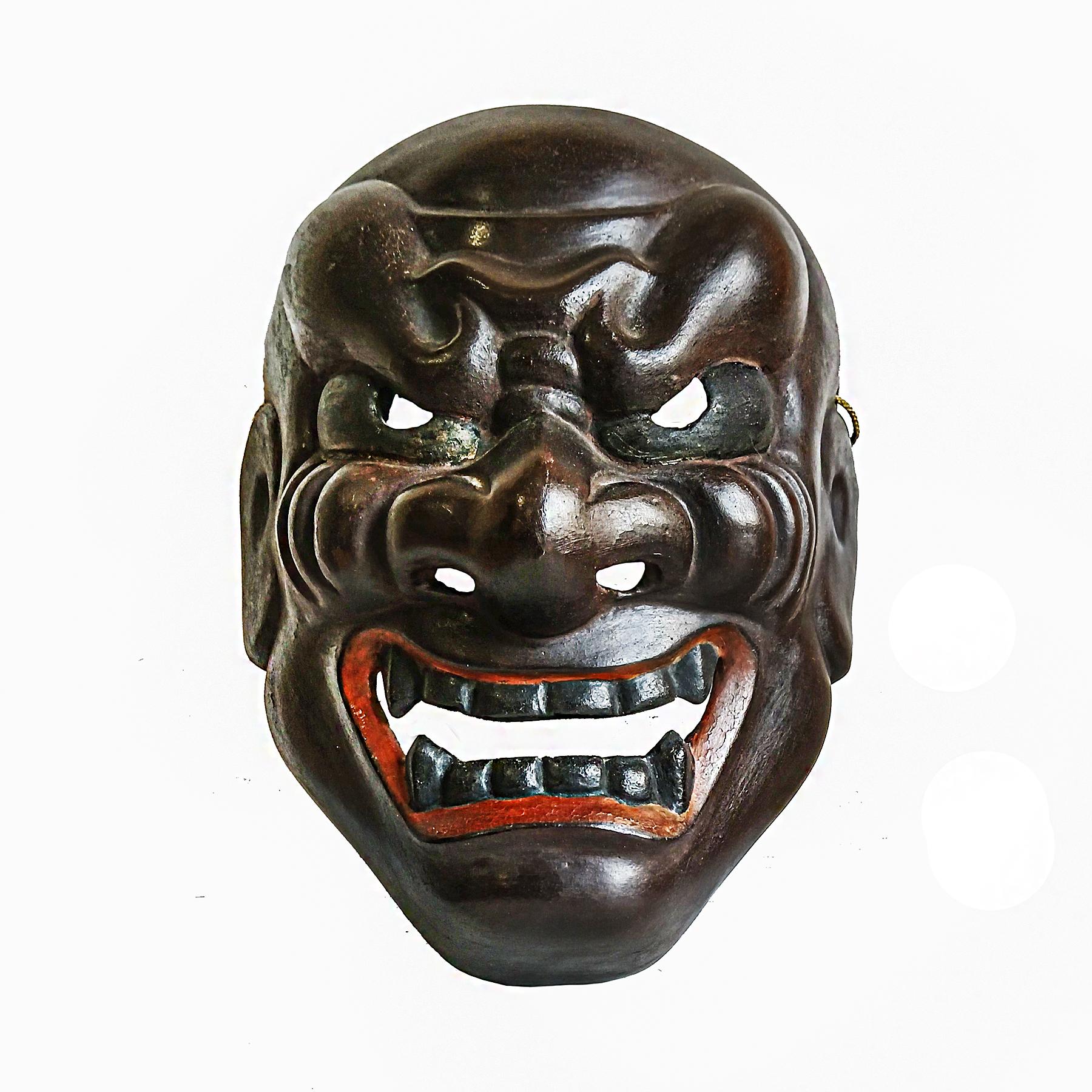 Eine prächtige Noh-Theater-Maske, handgeschnitzt aus robustem japanischem Zypressenholz. Die Figur, die es darstellt, ist der 