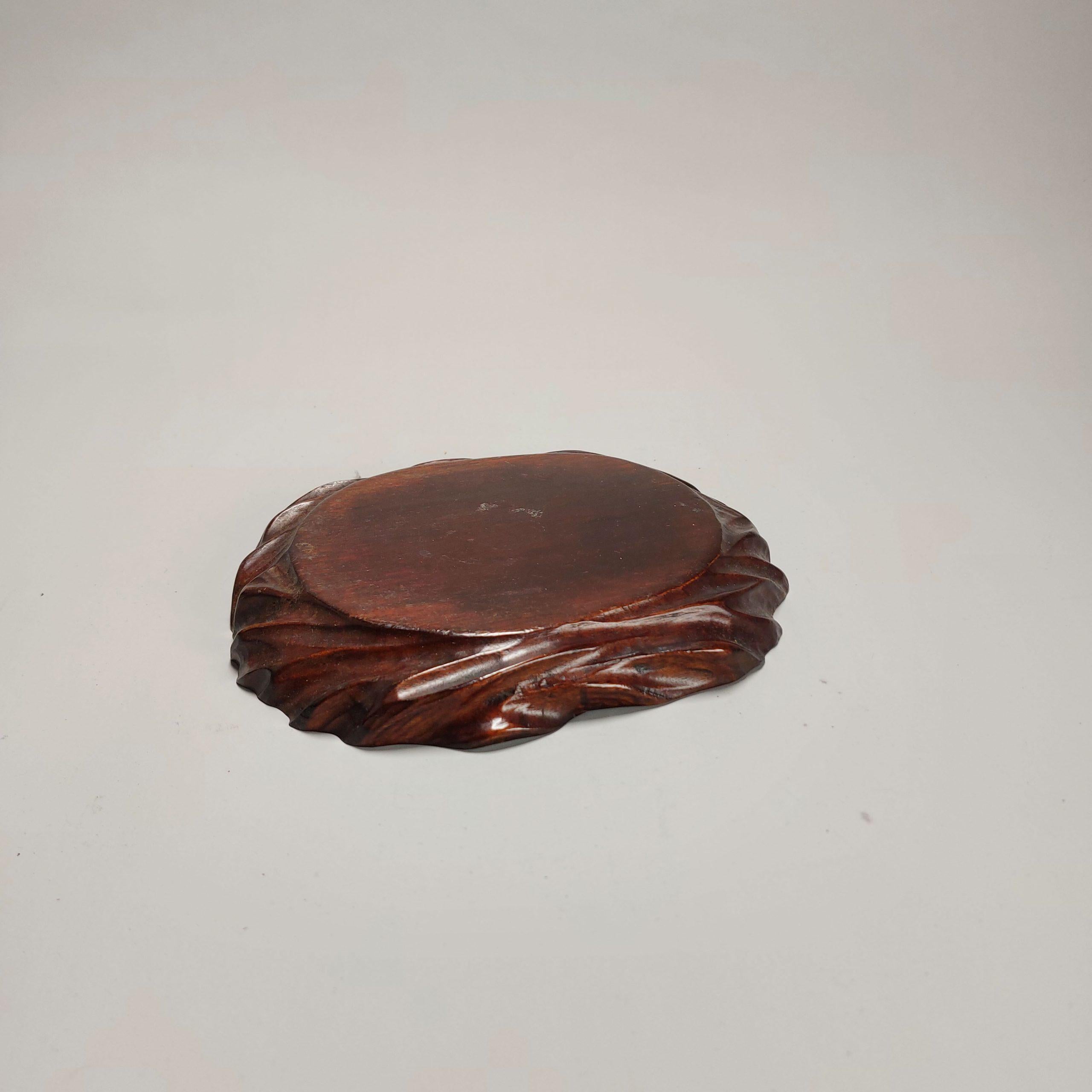Qui abbiamo un bel supporto in legno

Informazioni aggiuntive:
Materiale: Porcellana e ceramica
Regione di origine: Cina
Periodo: 19° o inizio del 20° secolo
Condizioni: Molto buono
Dimensioni: Dimensioni della superficie utilizzabile: 15,5 x 12,5 cm