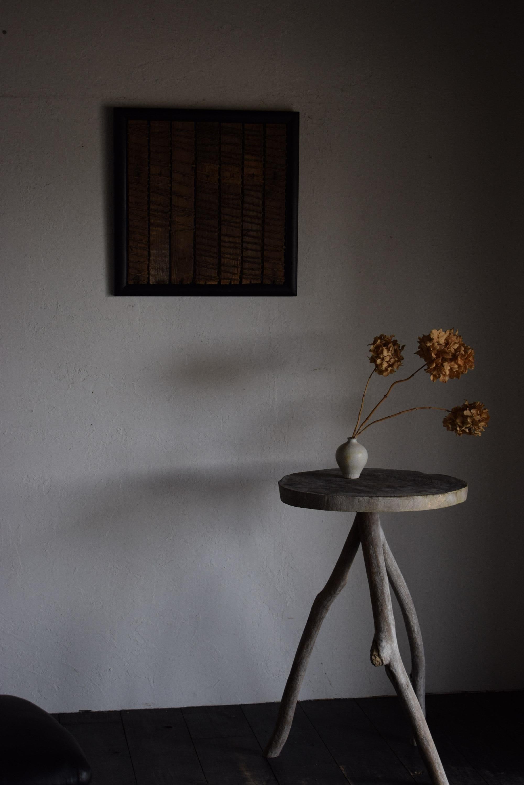 Dieser Tisch im Wabi-Sabi-Stil ist aus Treibholz gefertigt.

Die Basis des Tisches ist aus demselben Holz und hat drei Beine, was ihn sehr stark und stabil macht. Die Oberfläche ist gealtert, um ihr einen geschmackvollen Wabi-Sabi-Charakter zu
