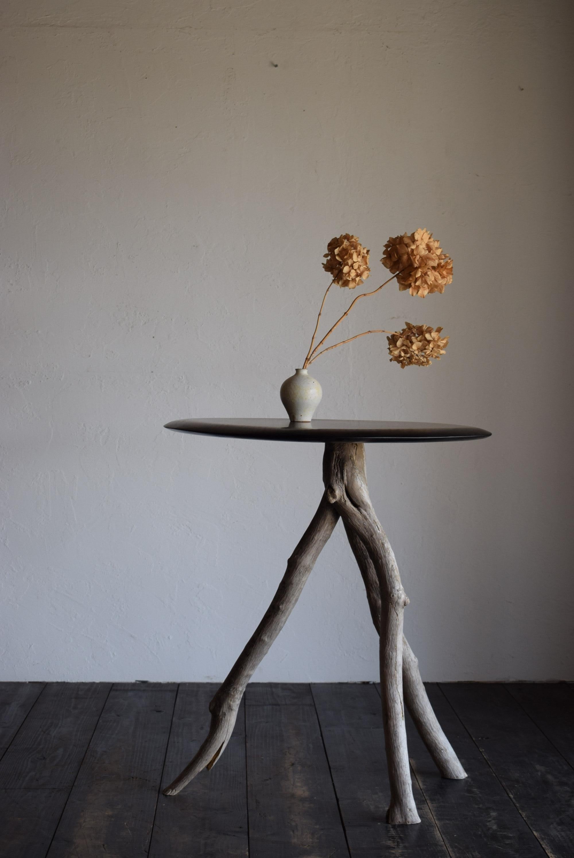 Dieser Tisch im Wabi-Sabi-Stil ist aus Treibholz gefertigt.

Die Basis des Tisches ist aus demselben Holz und hat drei Beine, was ihn sehr stark und stabil macht. Die Oberfläche ist gealtert, um ihr einen geschmackvollen Wabi-Sabi-Charakter zu