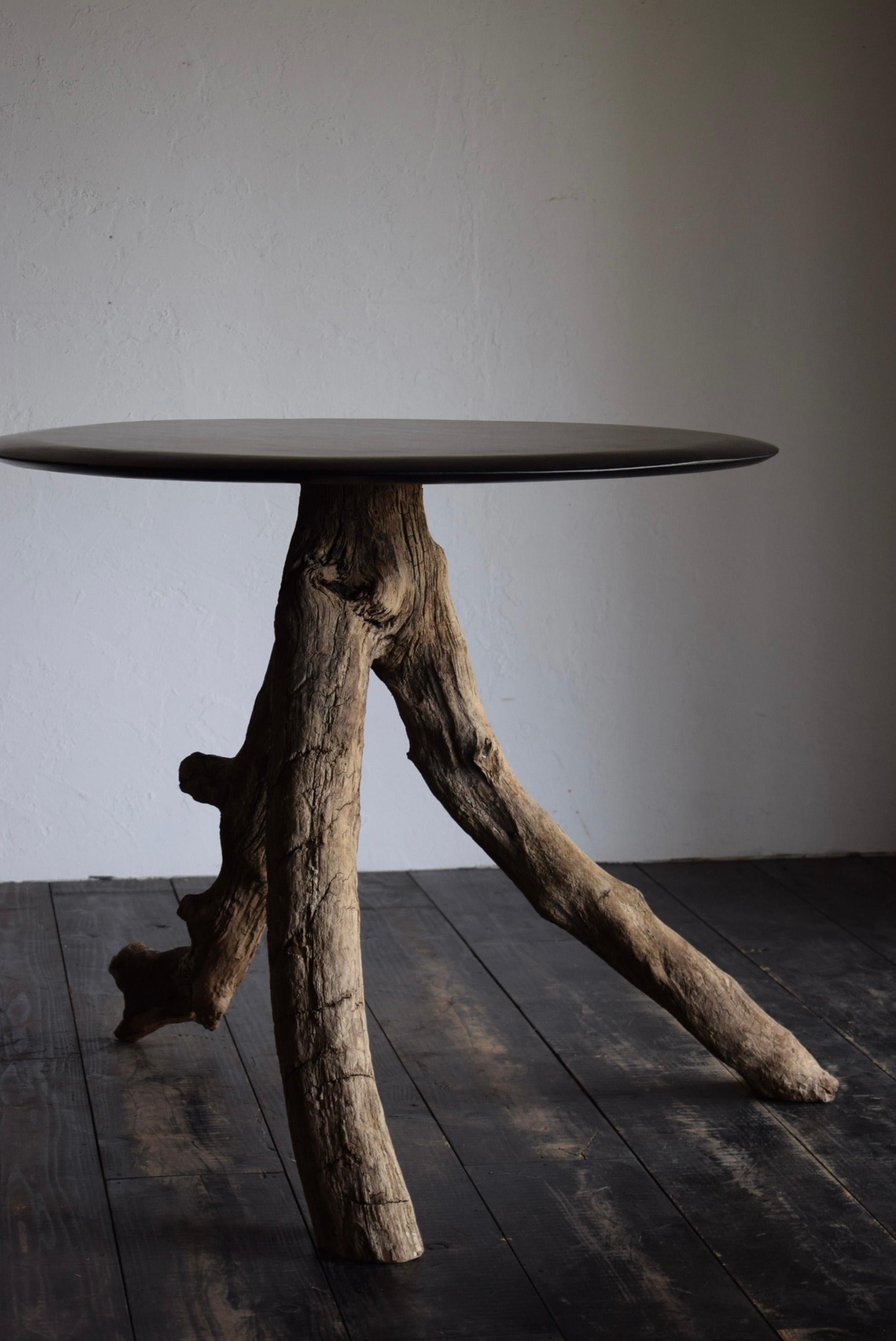 Si tratta di un tavolo wabi-sabi realizzato combinando legni di deriva e un nuovo piano d'appoggio. 

La base del tavolo è realizzata con lo stesso legno e ha tre gambe, quindi è molto forte e robusta. 
La superficie cambia nel tempo, conferendo