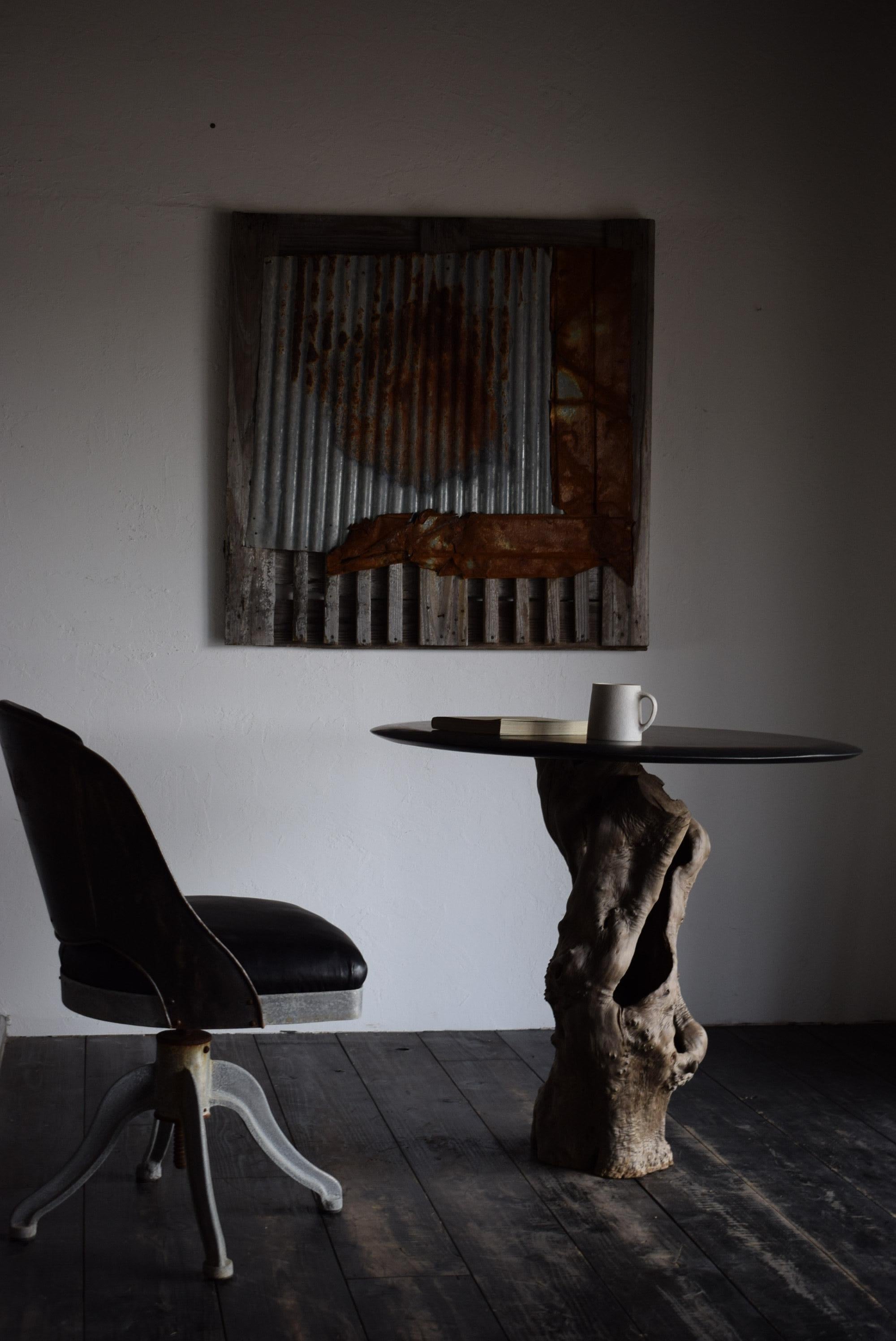 Dieser Tisch wurde aus einem alten Baumstumpf und einer neu angefertigten Tischplatte hergestellt.
Die Tischplatte ist aus einer lackähnlichen Oberfläche gefertigt. Es ist schwarz mit feinen Haarlinien, die ihm eine Oberfläche verleihen, die an