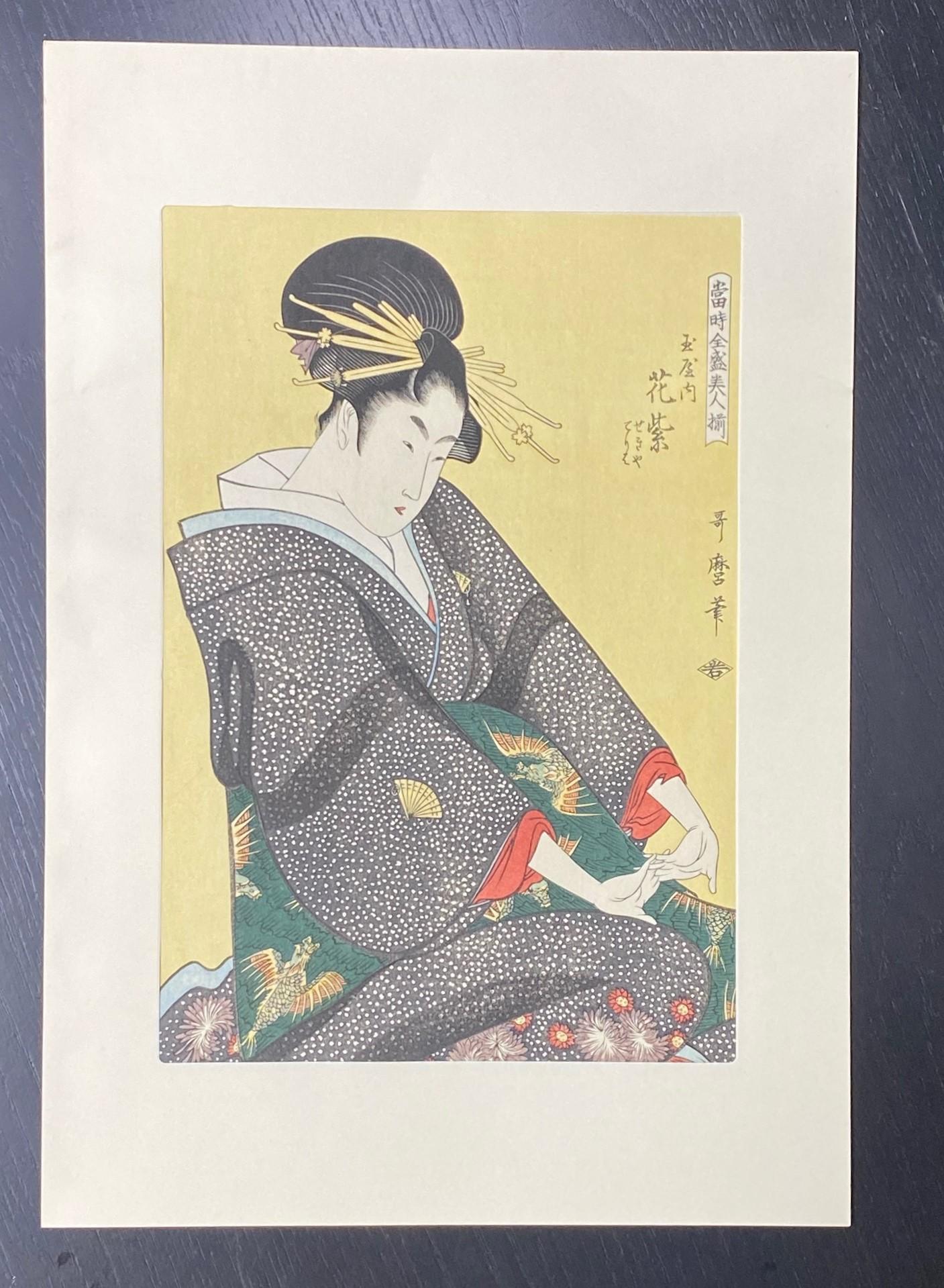 Ein wunderschön komponierter und subtil kolorierter japanischer Farbholzschnitt, der eine wunderschön geschmückte Frau im Kimono, wahrscheinlich eine Geisha, mit auffälligen gelben Haarnadeln (passend zum Hintergrund) in ihrem Haar zeigt.   

Es