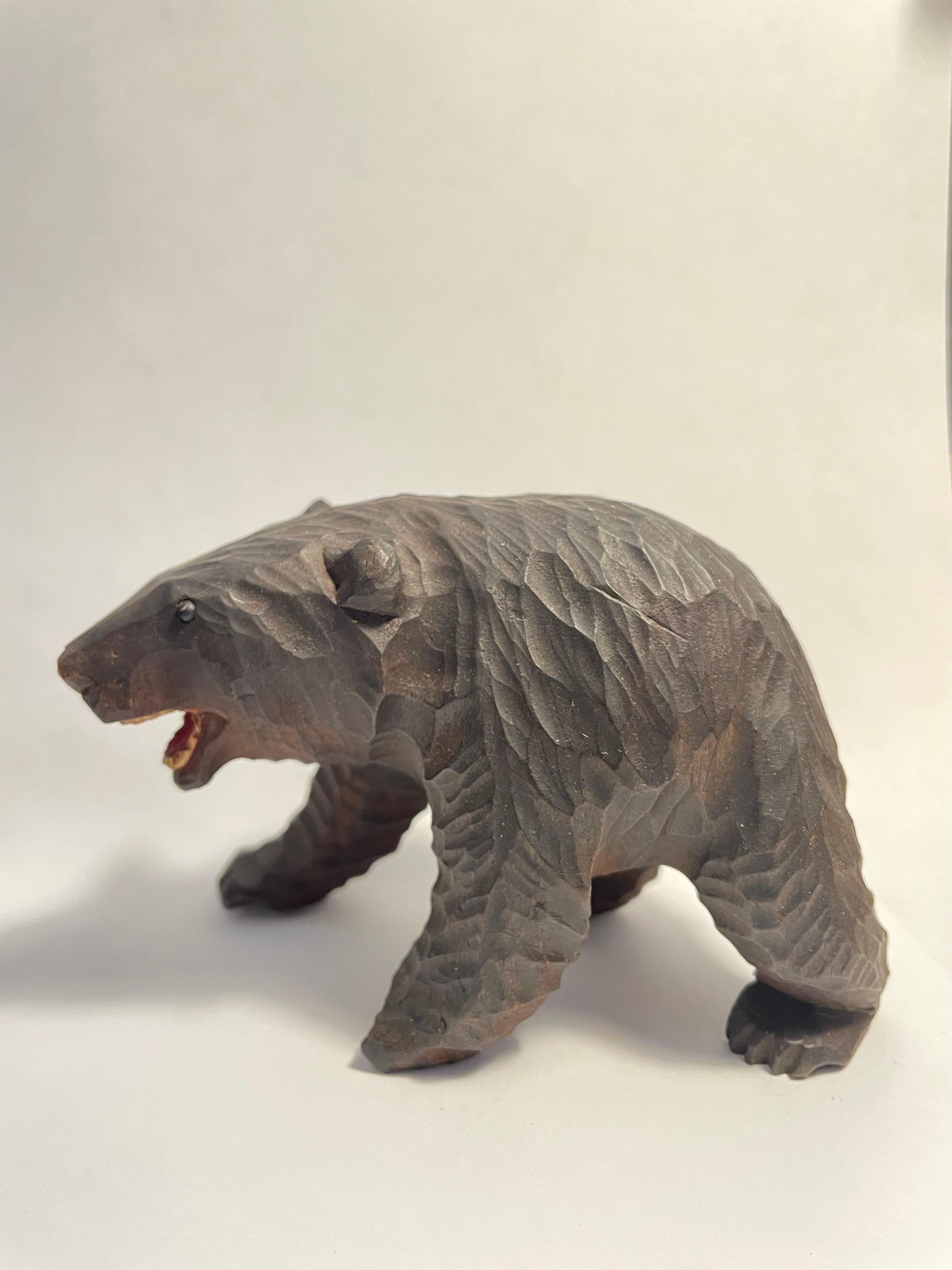 Si tratta di un oggetto raffigurante un orso selvatico realizzato in Giappone intorno agli anni '90 nell'era Heisei, 

Il kibori kuma è un mestiere rurale giapponese che consiste nell'intagliare in legno un orso con un pesce in bocca. Le sculture