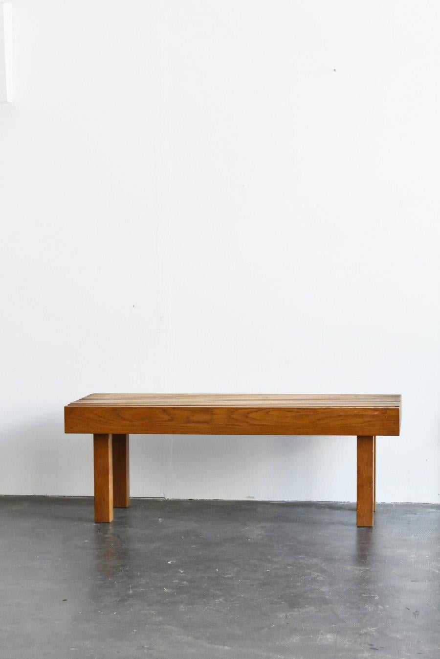 This bench was used in a house built in the early Showa period (after World War II) in Tokyo.
A sturdy bench made of oak.
It is a bench with a Perian-like design and is very modern.
It has been used indoors and is in excellent condition with no