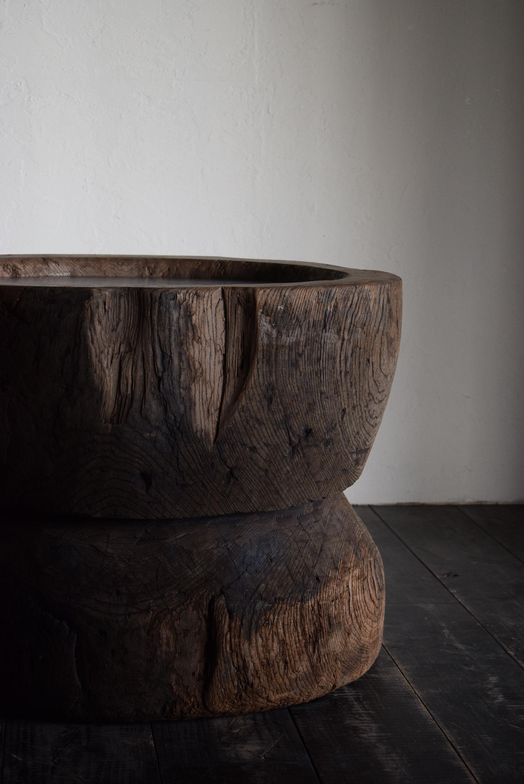 Über
Dieser Tisch wurde aus einem Mörser hergestellt, der in der Antike zum Stampfen von Reiskuchen verwendet wurde.

Der Mörser aus Zelkova-Holz ist sehr schwer und stabil.
Dieser ungewöhnliche Mörtel ist nicht wie ein typischer Mörtel geformt,