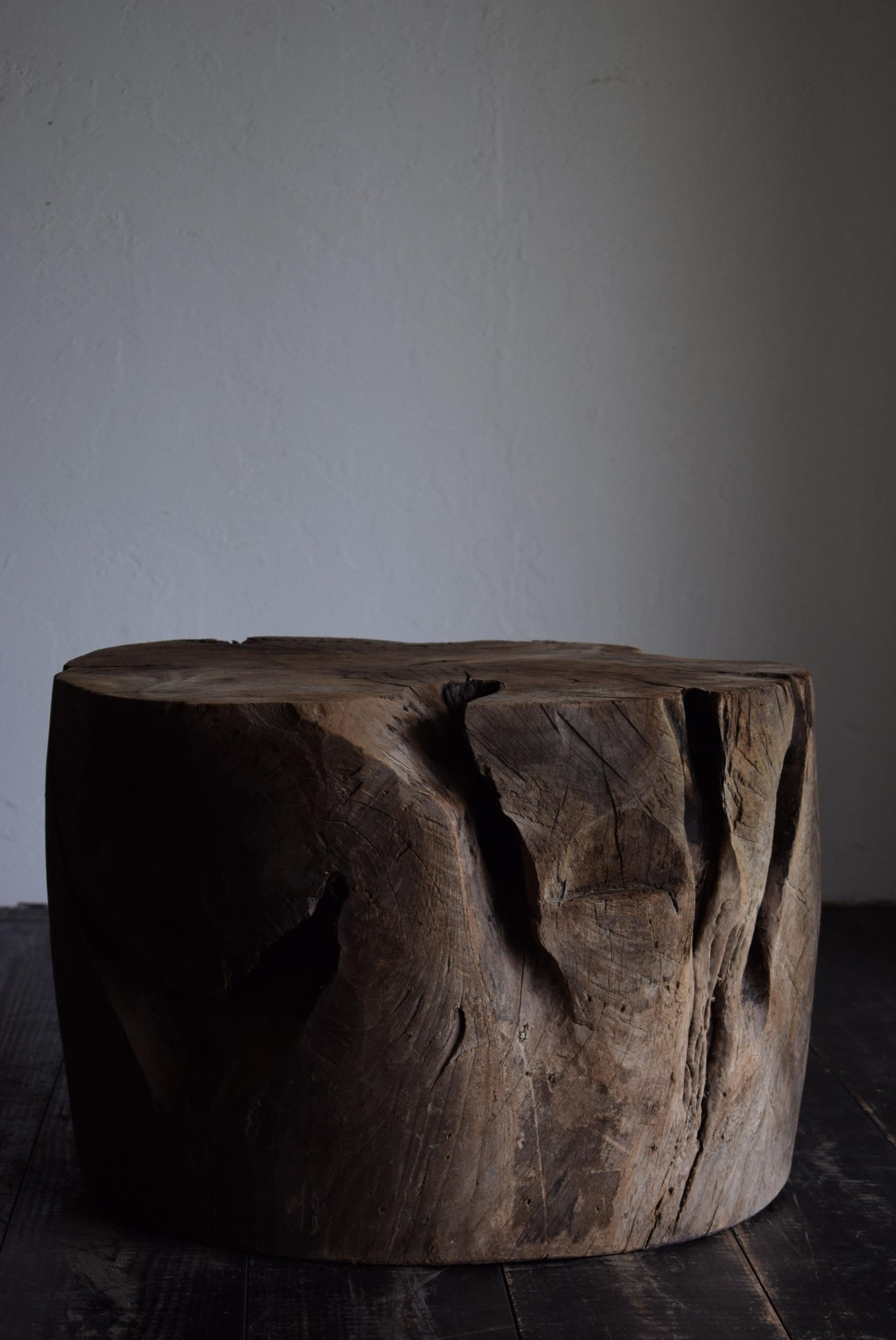 This table is made from a mortar, a material that has been used in Japan since ancient times.
It has a heavy feel and an impressive appearance, with the vibrant wood grain shining through its surface. Its unique, asymmetrical form, which is modeled