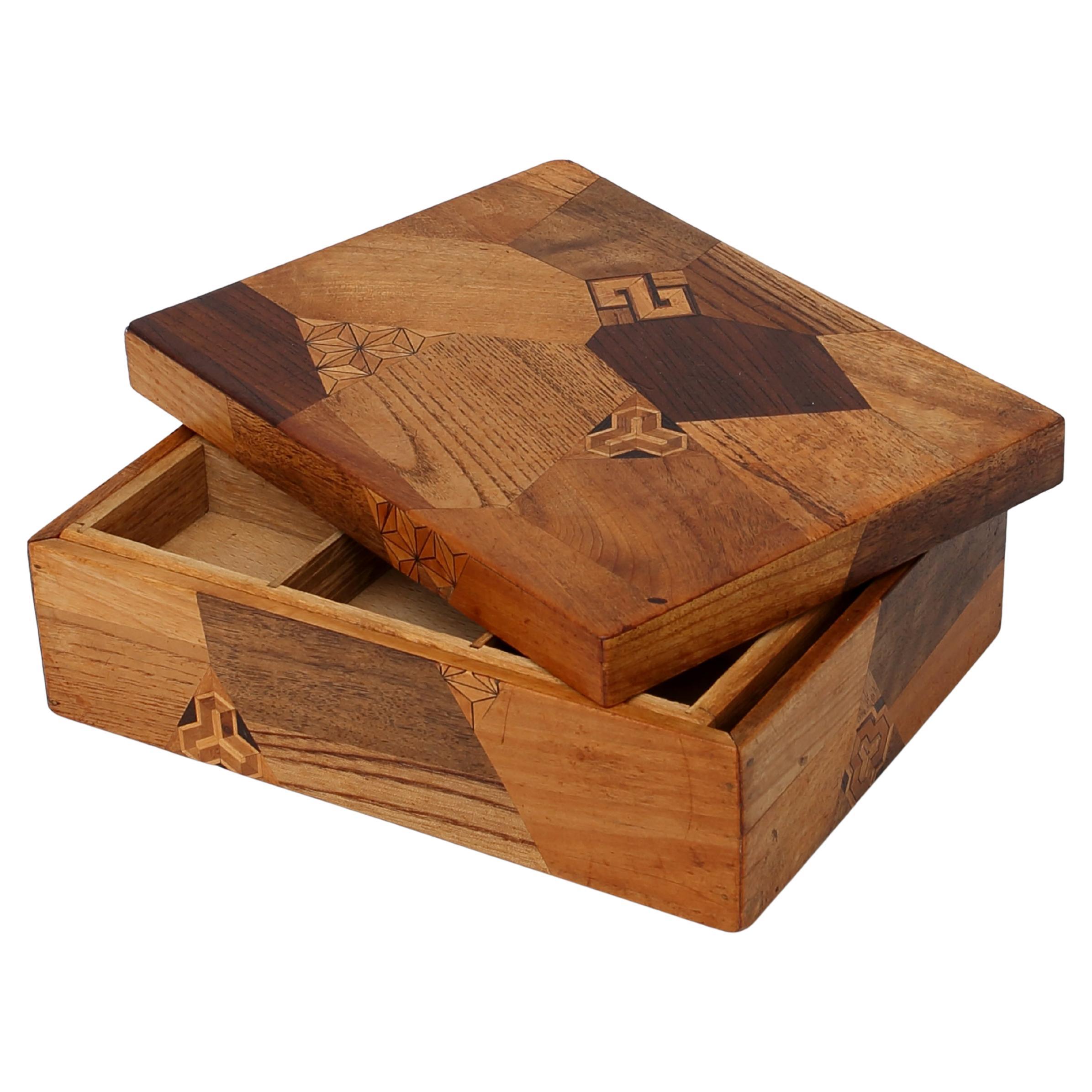 Japanese wooden box with inlay marquetry (Meiji 1868-1912) by HAKONE YOSEGIZAIKU For Sale