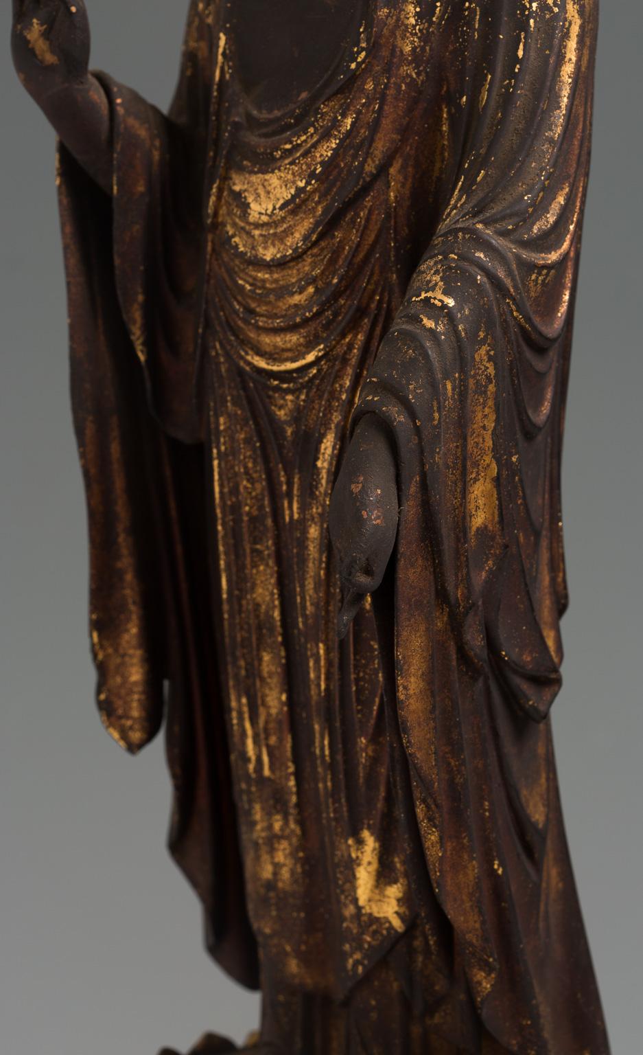 Japanese Wooden Buddhist Sculpture of Amida Nyorai, 16th Century In Excellent Condition For Sale In Milano, IT