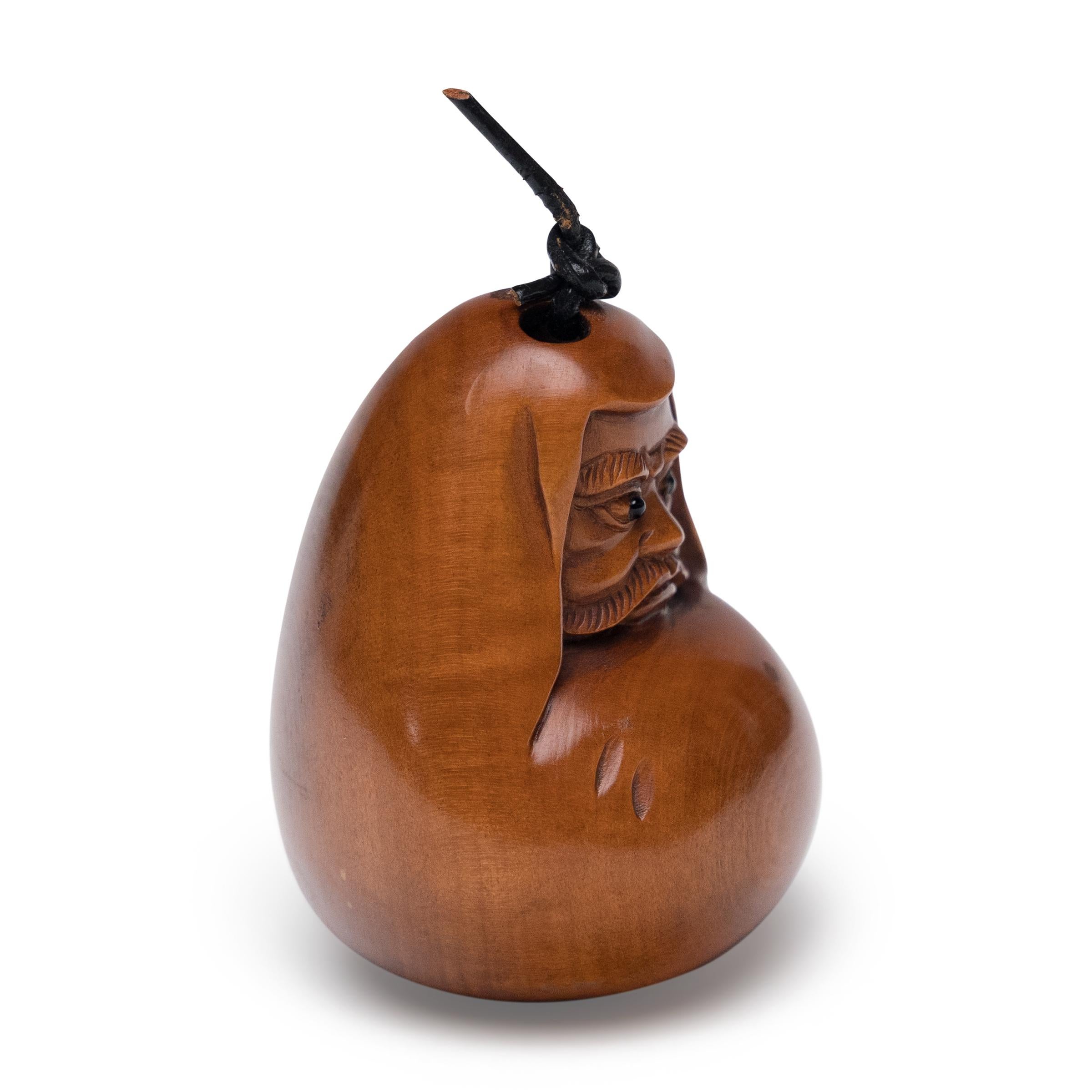 L'absence de poches sur les kimonos japonais traditionnels a donné naissance à de petites pochettes ou boîtes suspendues à la taille et fermées par des boutons appelés netsuke. Bien que ces minuscules objets, qui ressemblent à des boutons de