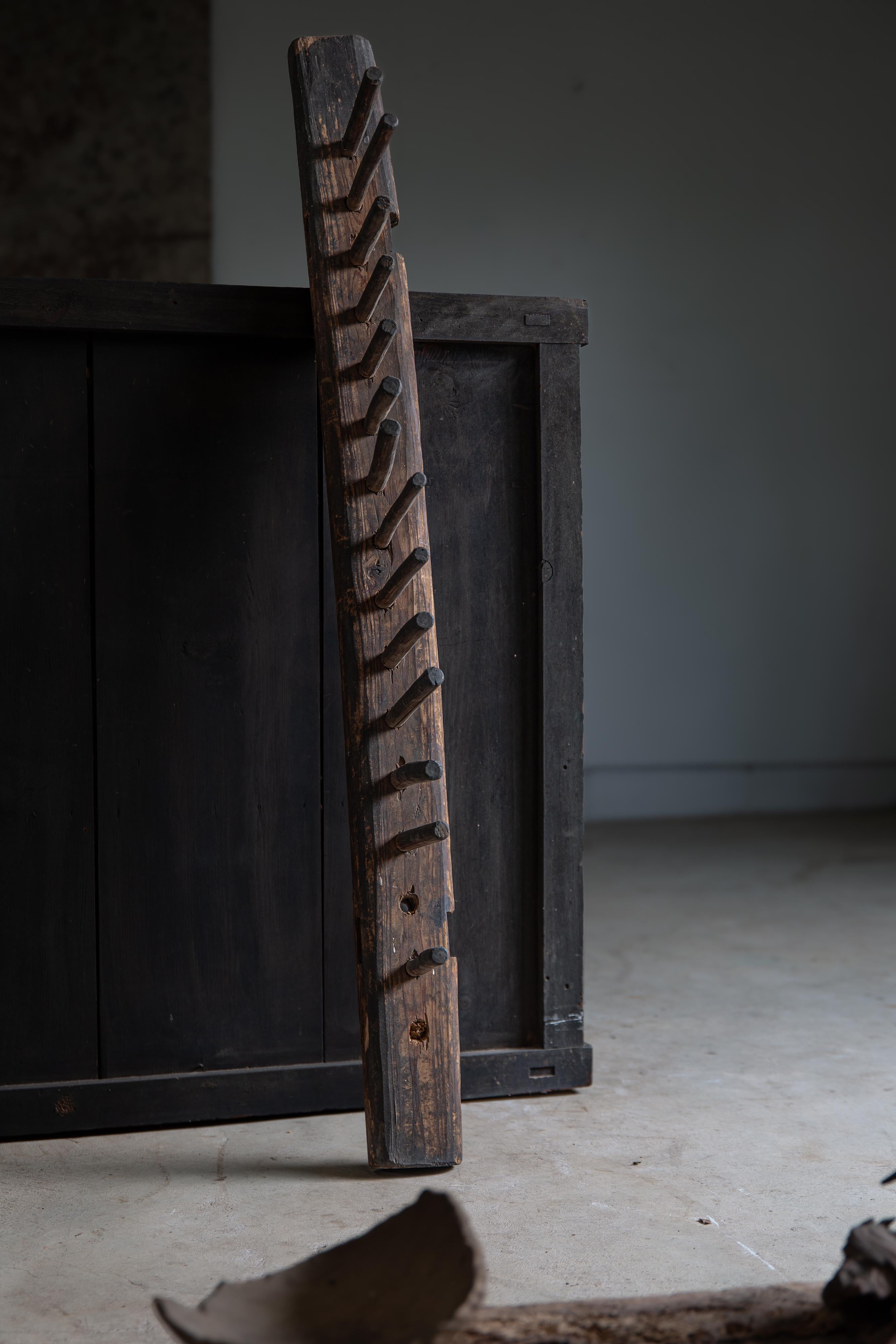 Esta es una pieza de una antigua trilladora de grano japonesa de madera para arroz y trigo, llamada 