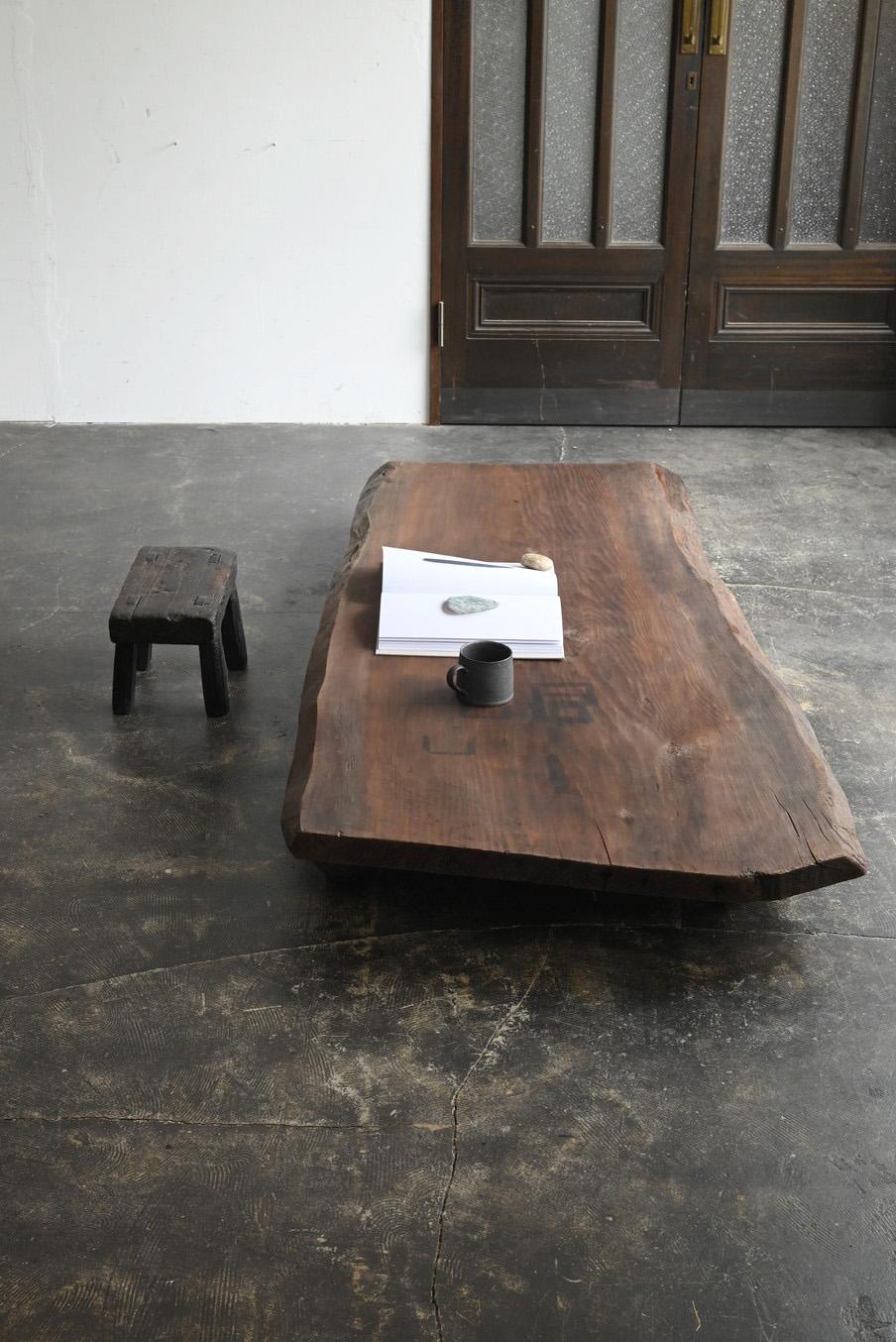 Dieser einzigartige niedrige Tisch ist eine Kombination aus einem alten japanischen Holzbrett und einer alten Eisenkugel. Für das Deckbrett werden Weichhölzer wie z. B. Kiefer verwendet, und es hat ein massives Gewicht von 29,65 kg, was ihm ein