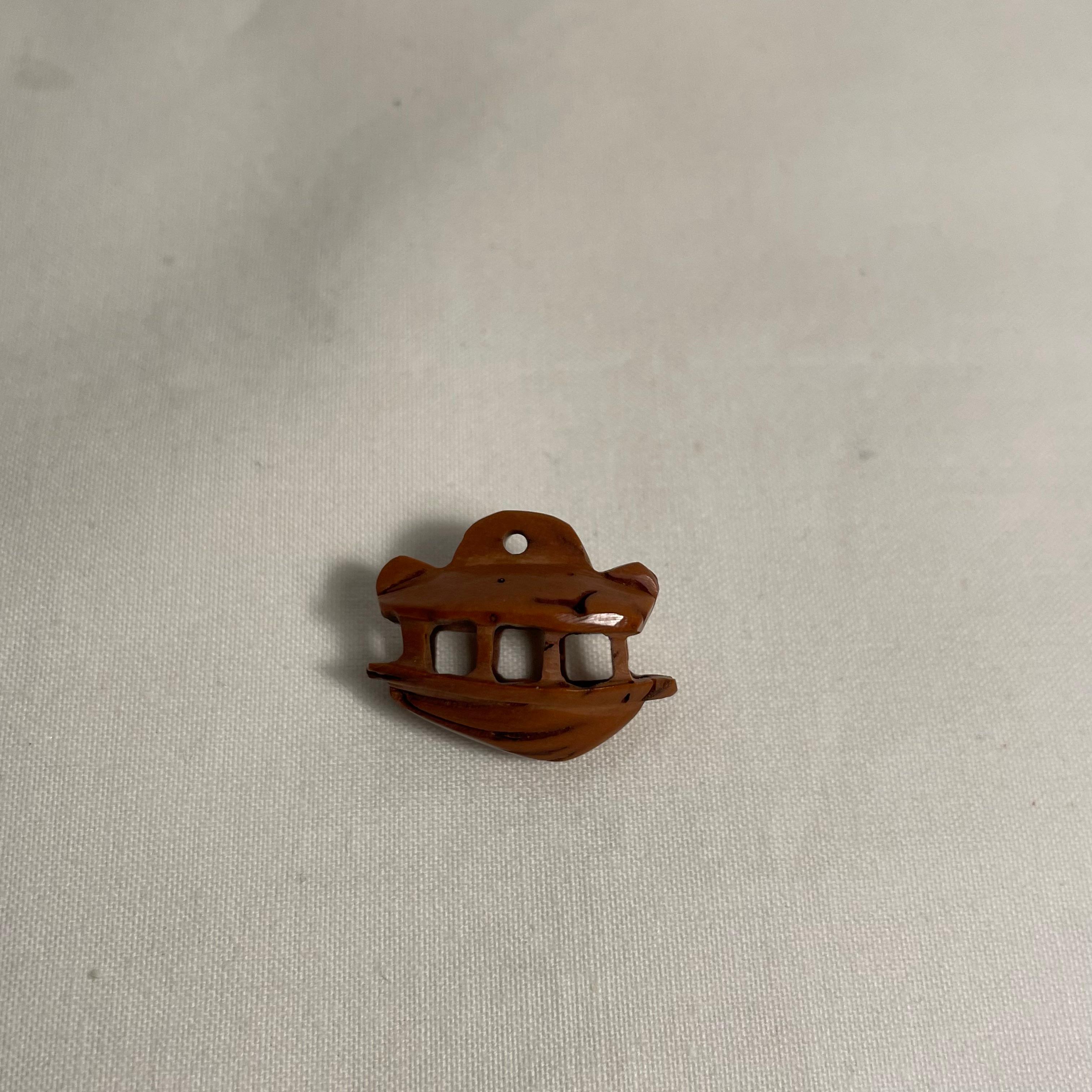Si tratta di un netsuke antico realizzato in Giappone intorno al periodo Showa, negli anni '1950.

Il netsuke è una scultura in miniatura che ha origine nel Giappone del XVII secolo.
Inizialmente si trattava di una semplice chiusura a bottone