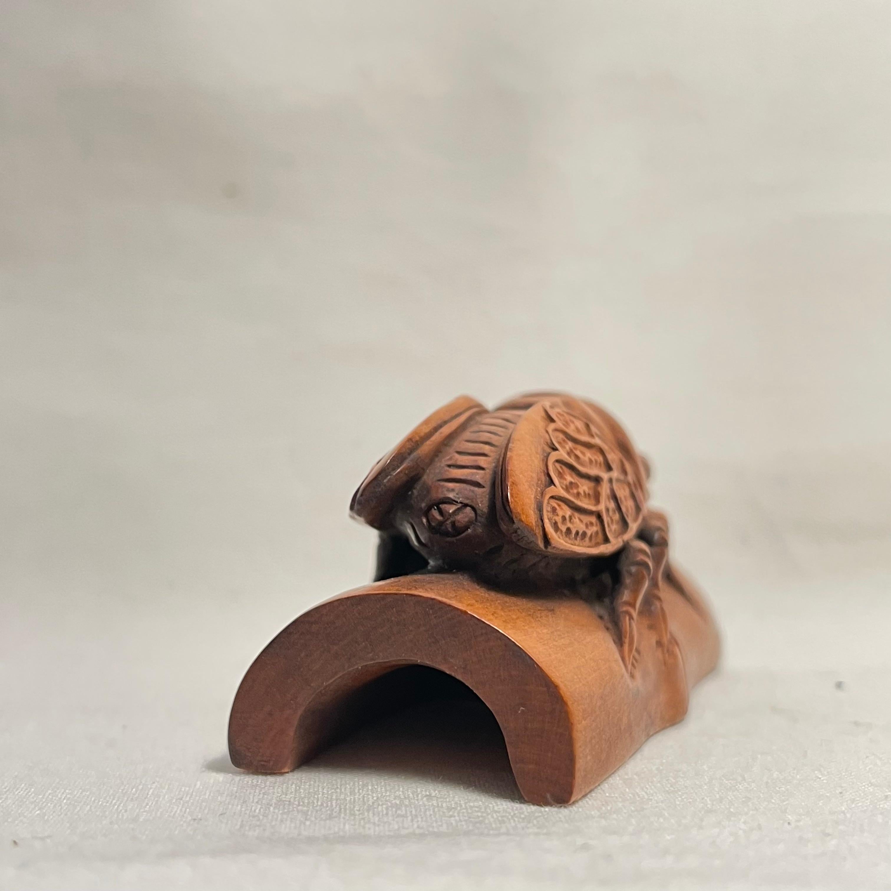 Japanese Wooden Netsuke Cicada 1900 Meiji Sekisen, Japanisches Holz im Zustand „Relativ gut“ im Angebot in Paris, FR