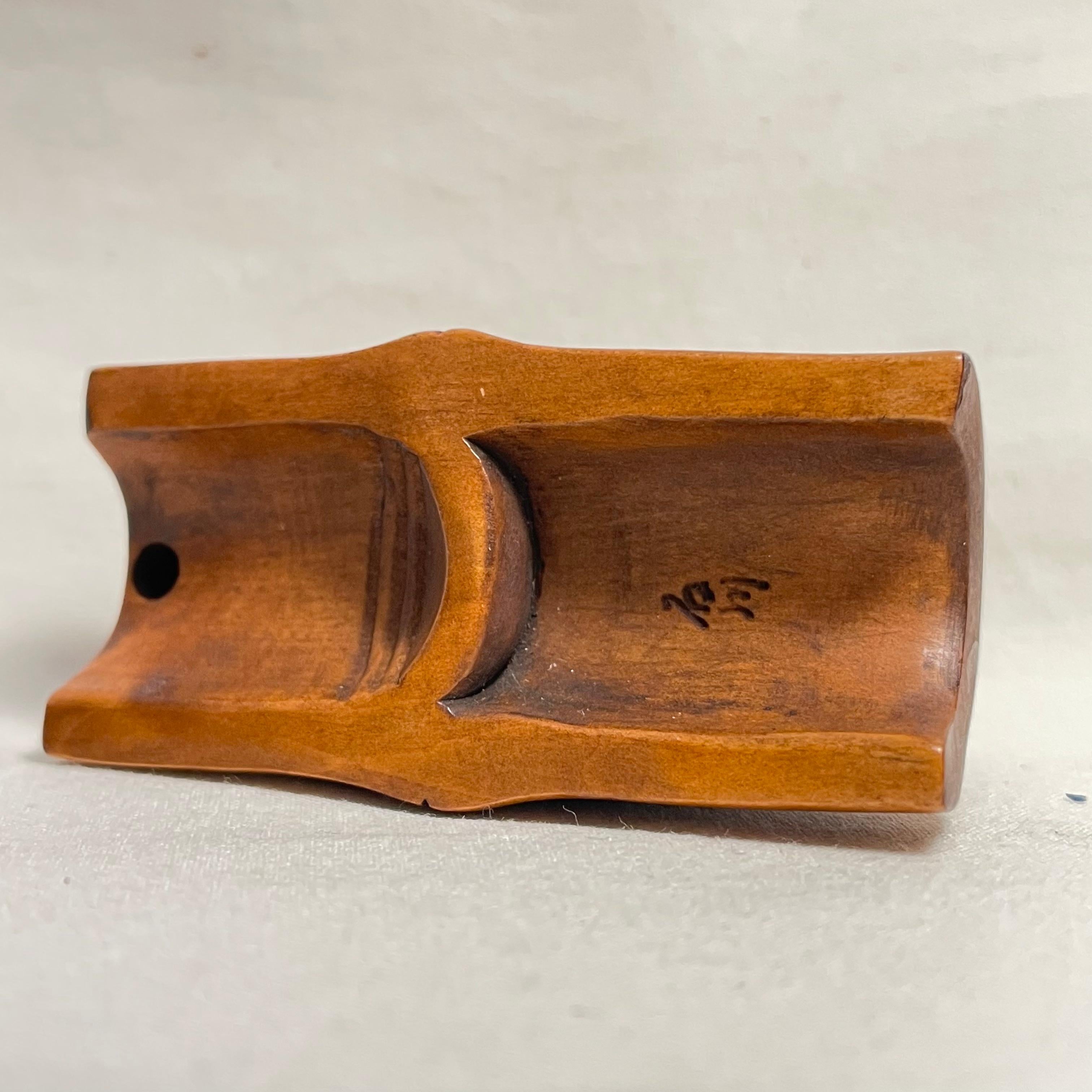 Japanese Wooden Netsuke Cicada 1900 Meiji Sekisen, Japanisches Holz (Frühes 20. Jahrhundert) im Angebot